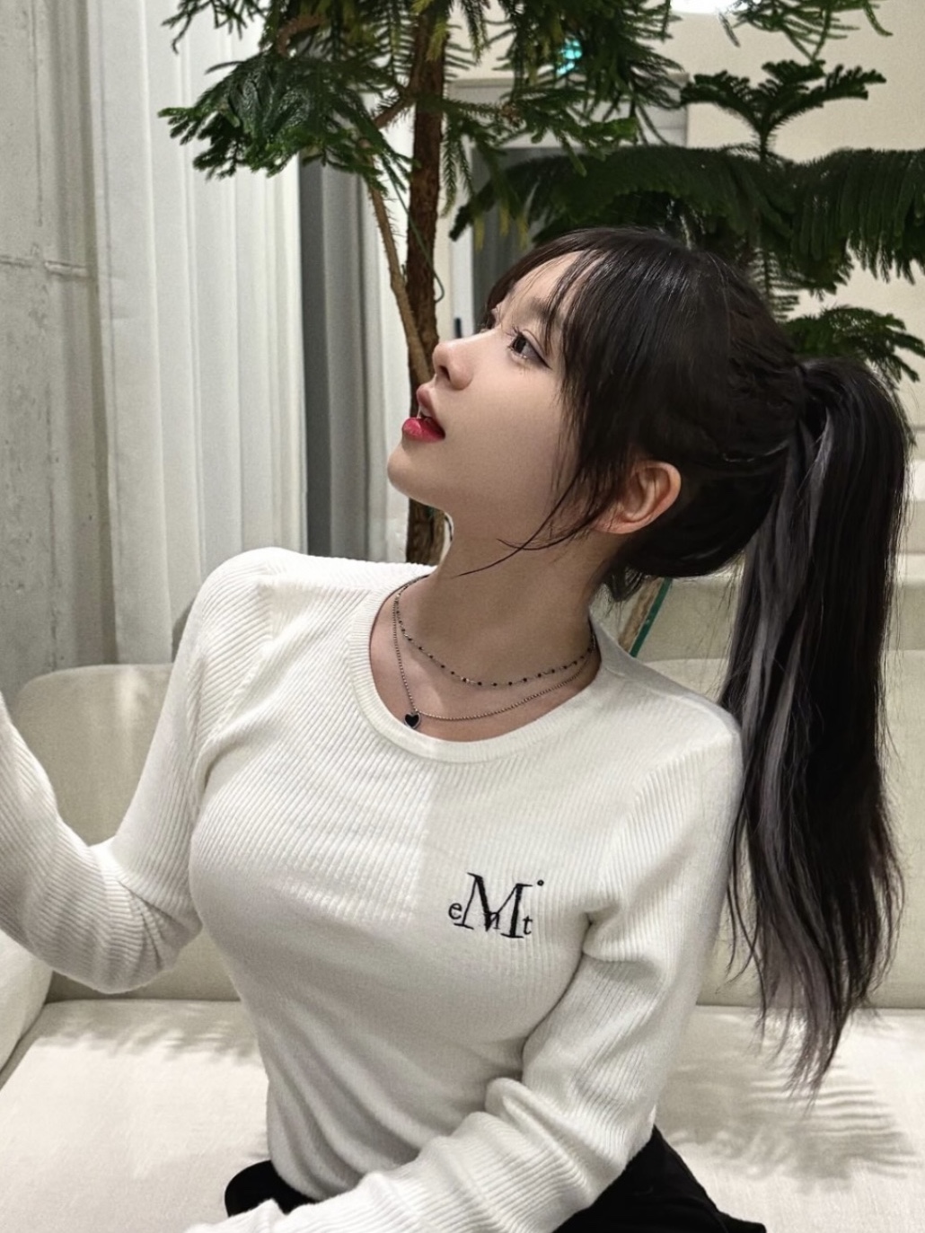 MUCENT Greave R-Neck Crop Rib Knit White 착용 스타일 - 3