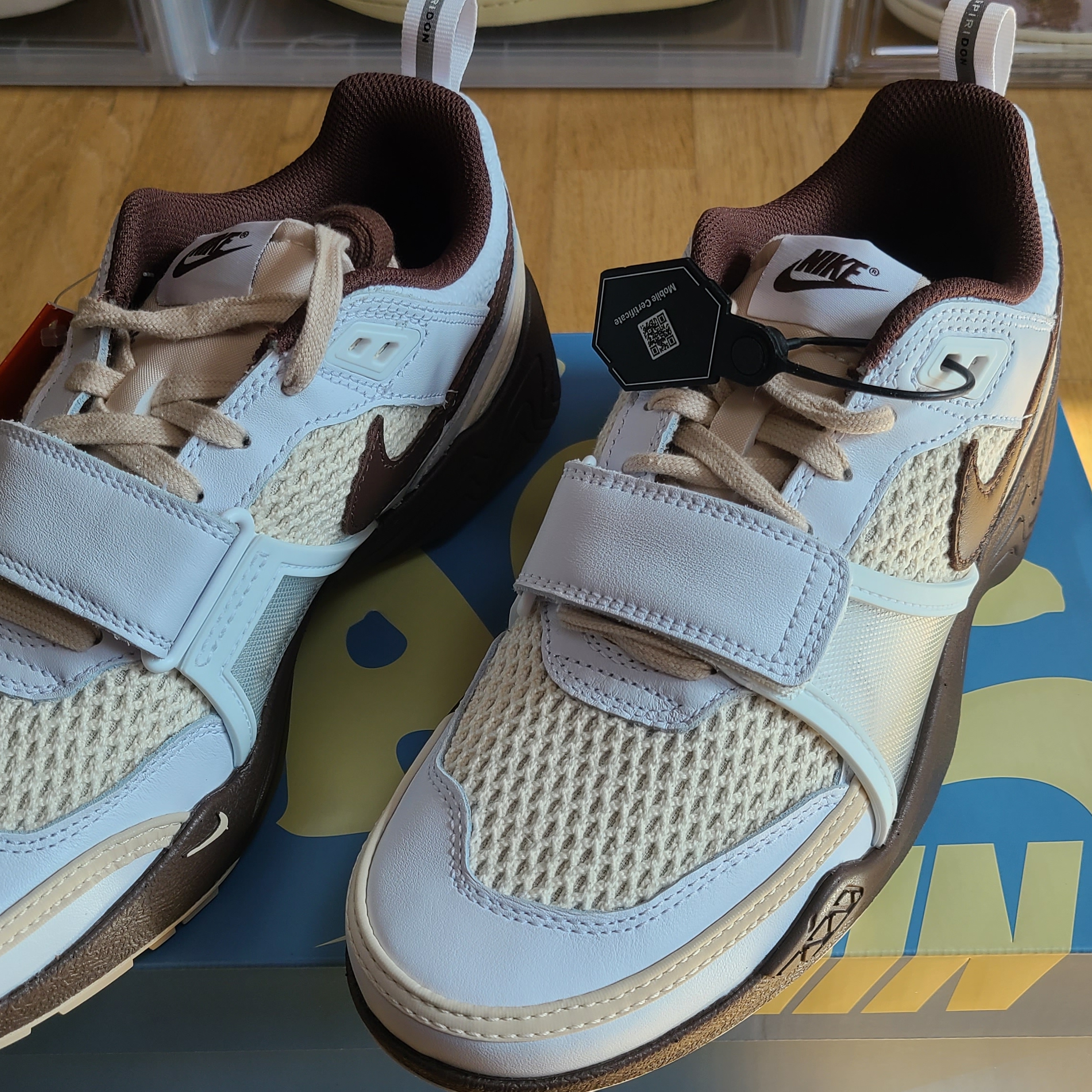 Nike x Travis Scott Zoom Field Jaxx White and Light Chocolate 착용 스타일 - 2