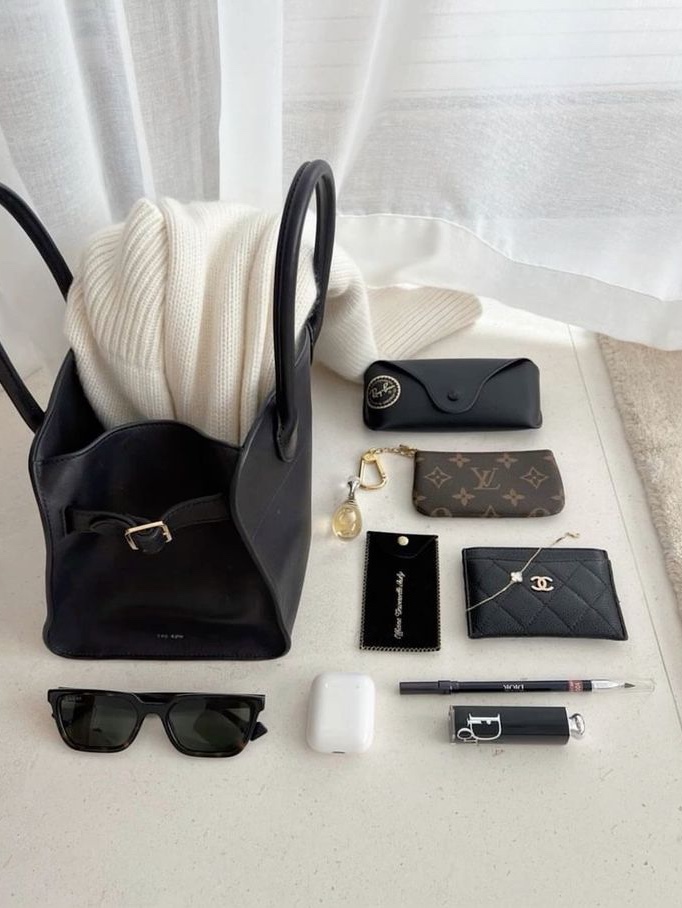 The Row Sac En Cuir Soft Margaux 10 Noir, Louis Vuitton Key Pouch S Monogram Canvas 착용 스타일 - 1
