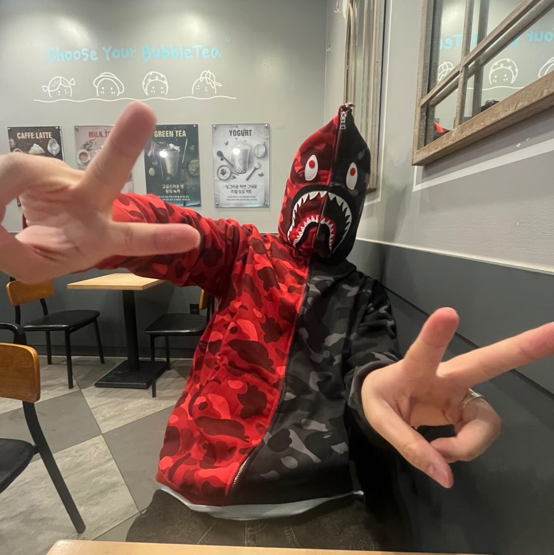 BAPE Color Camo Separate Shark Full Zip Hoodie Red Black 착용 스타일 - 2