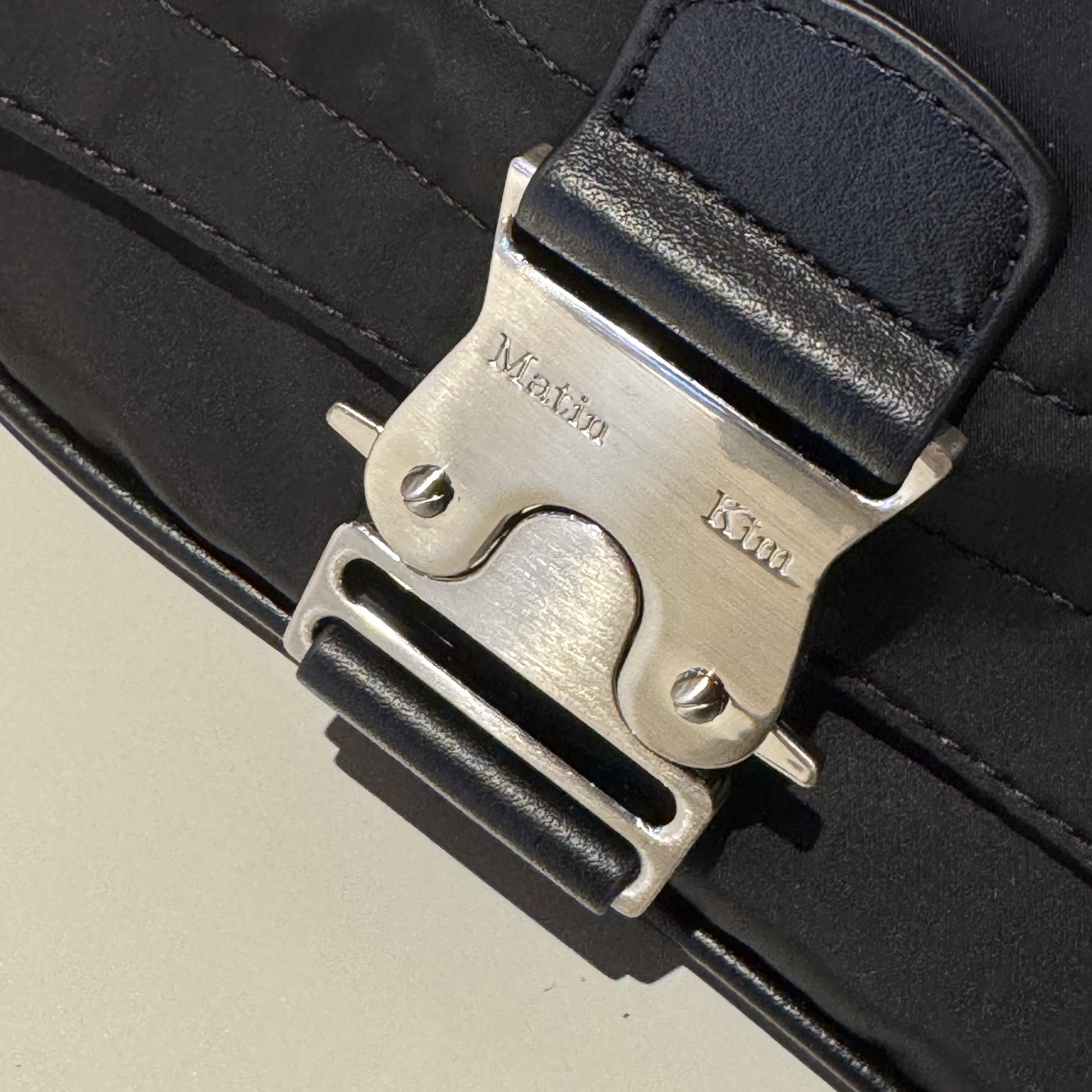Matin Kim Mini Buckle Bag Black 착용 스타일 - 2