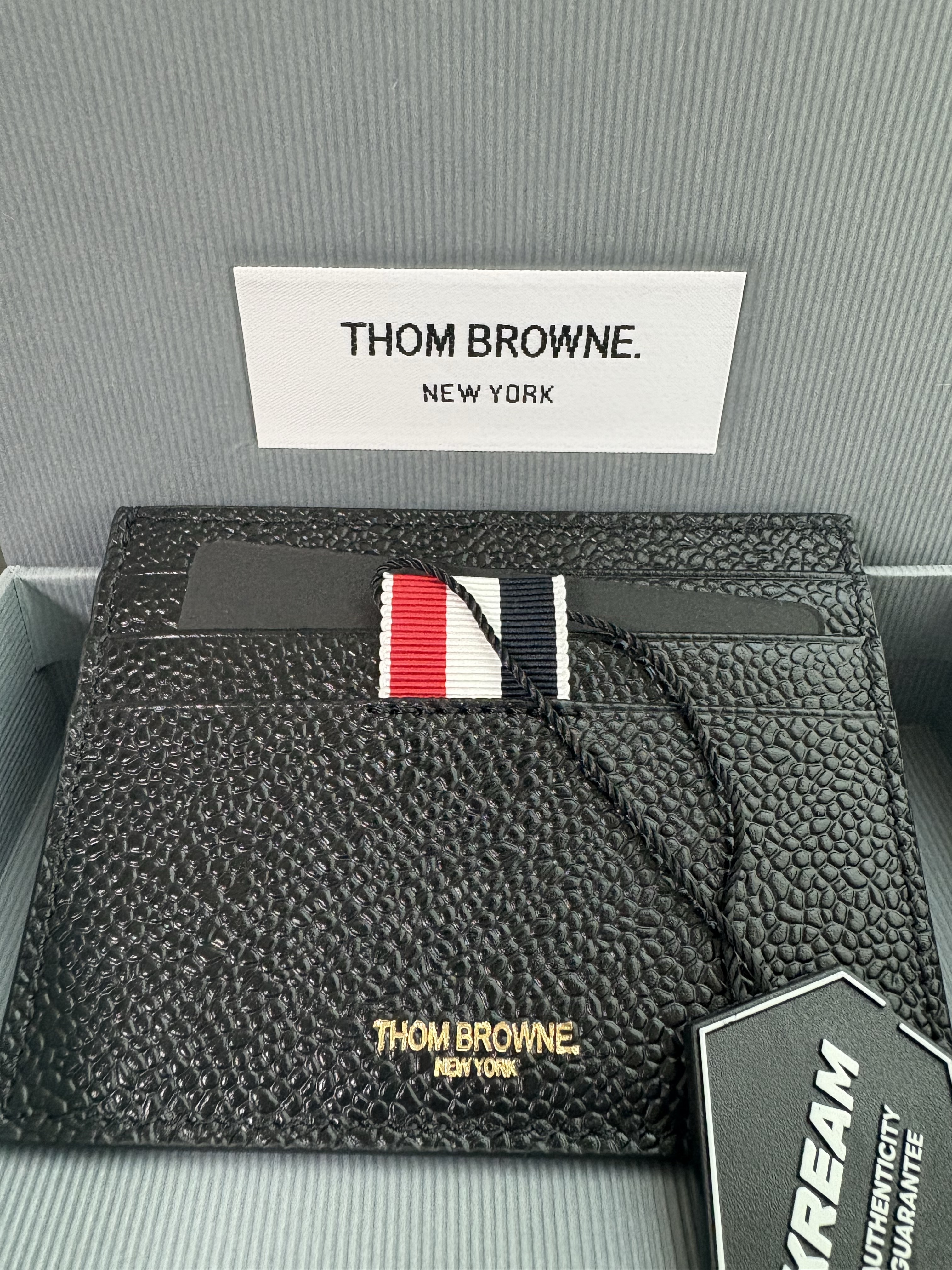 Thom Browne Pebble Grain Leather Stripe Note Compartment Card Holder Black 착용 스타일 - 2