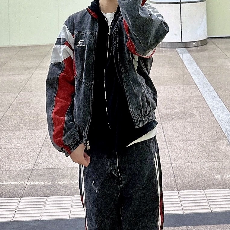 Balenciaga Sporty B Track Jacket Blue, Balenciaga Sporty B Track Pants Black 착용 스타일 - 2