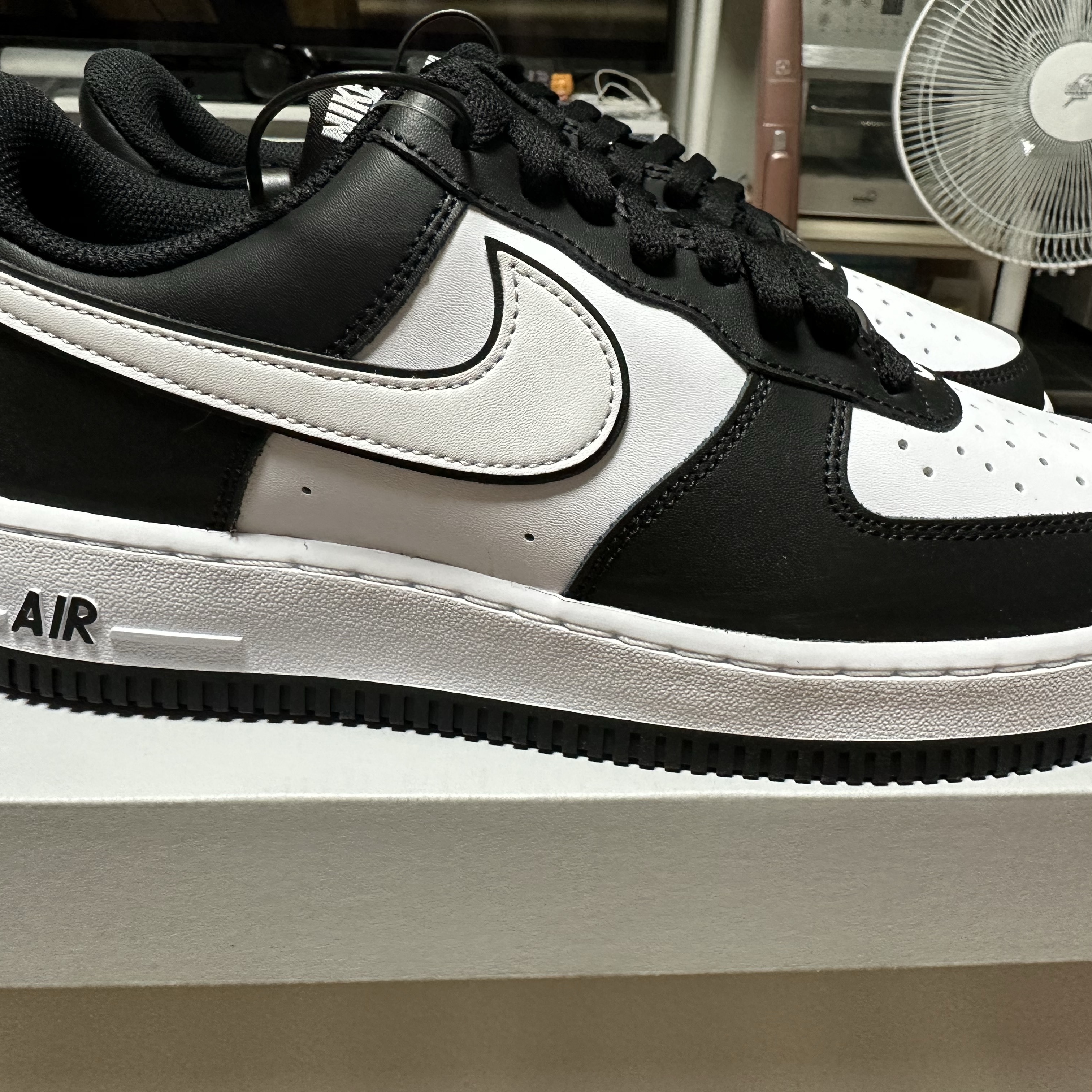 Nike Air Force 1 '07 Black White 착용 스타일 - 3