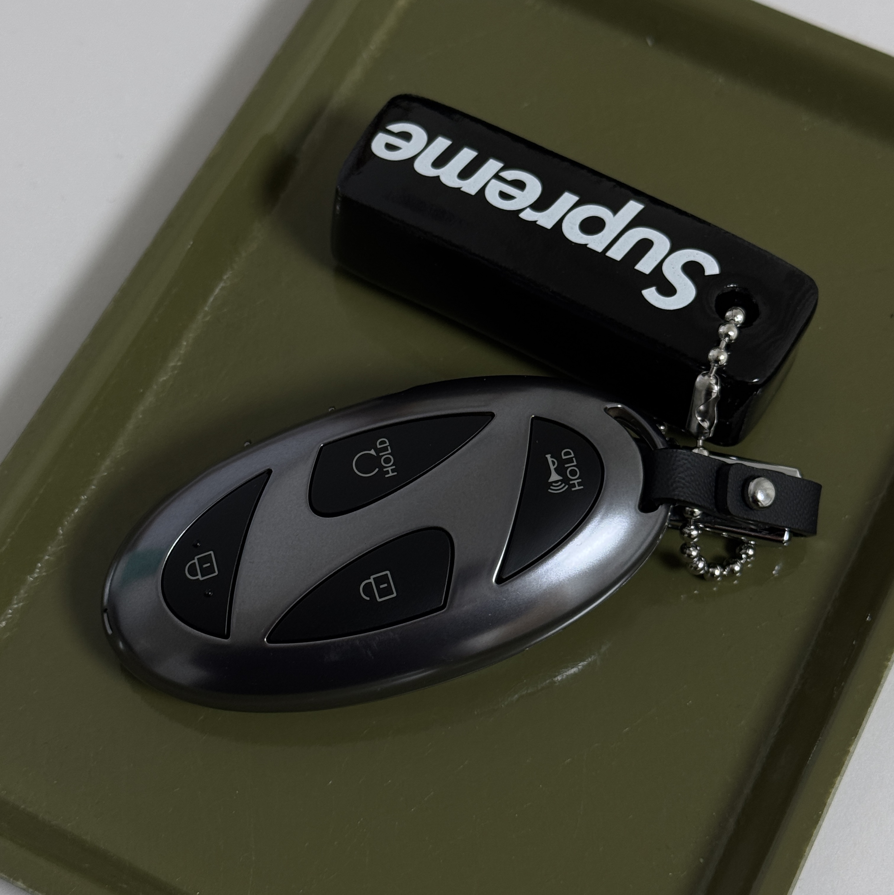 Supreme Floating Keychain Black - 23FW 착용 스타일