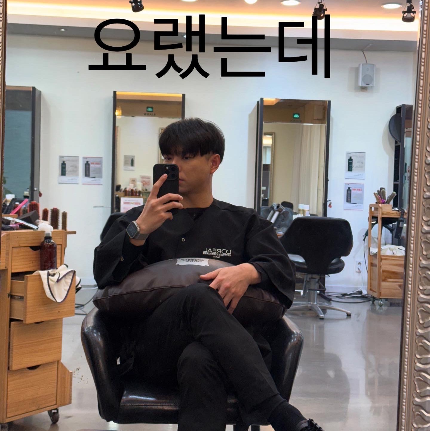 Apple iPhone 16 Pro 256GB Black Titanium (Korean Ver.) 착용 스타일 - 1