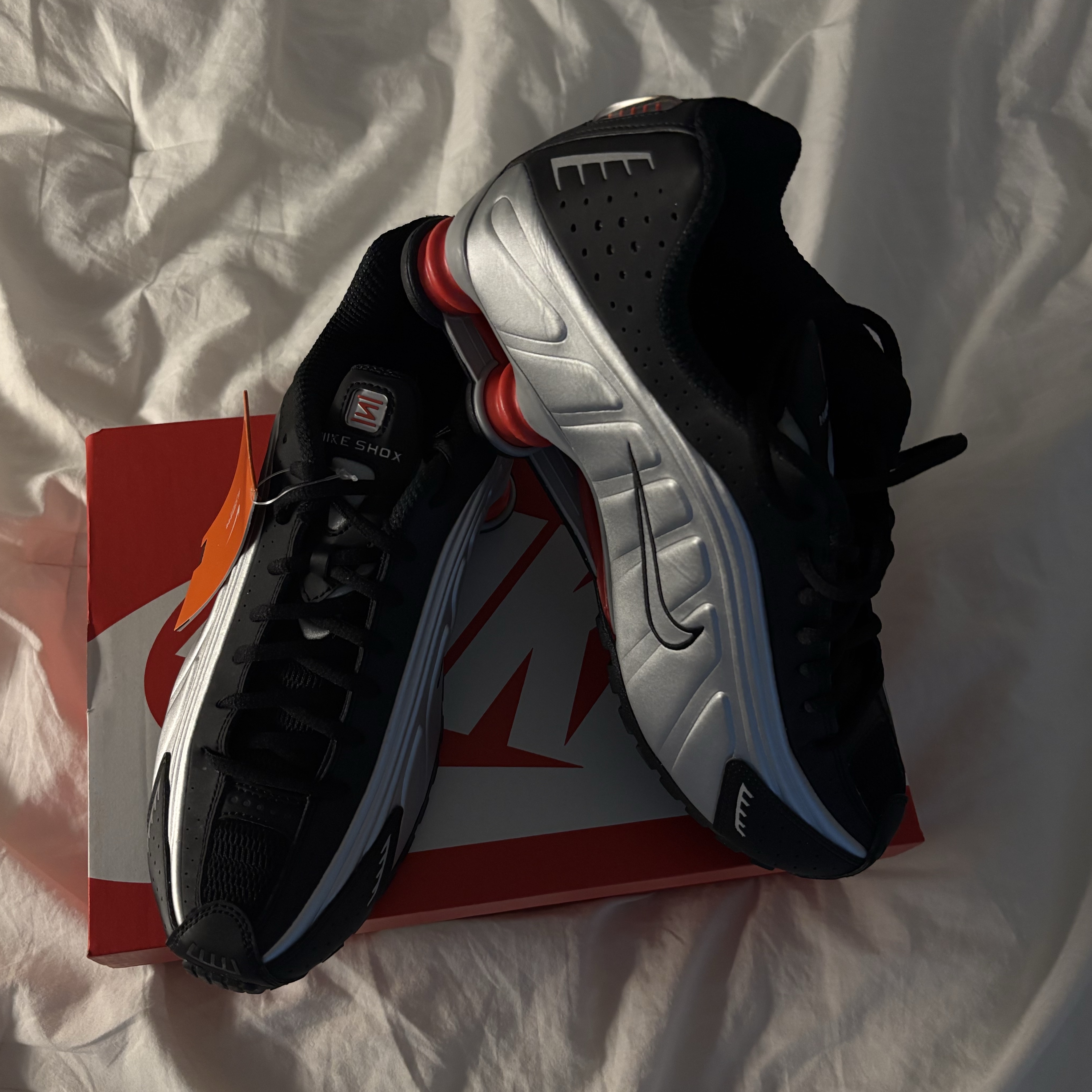 Nike Shox R4 Metallic Silver Red 착용 스타일