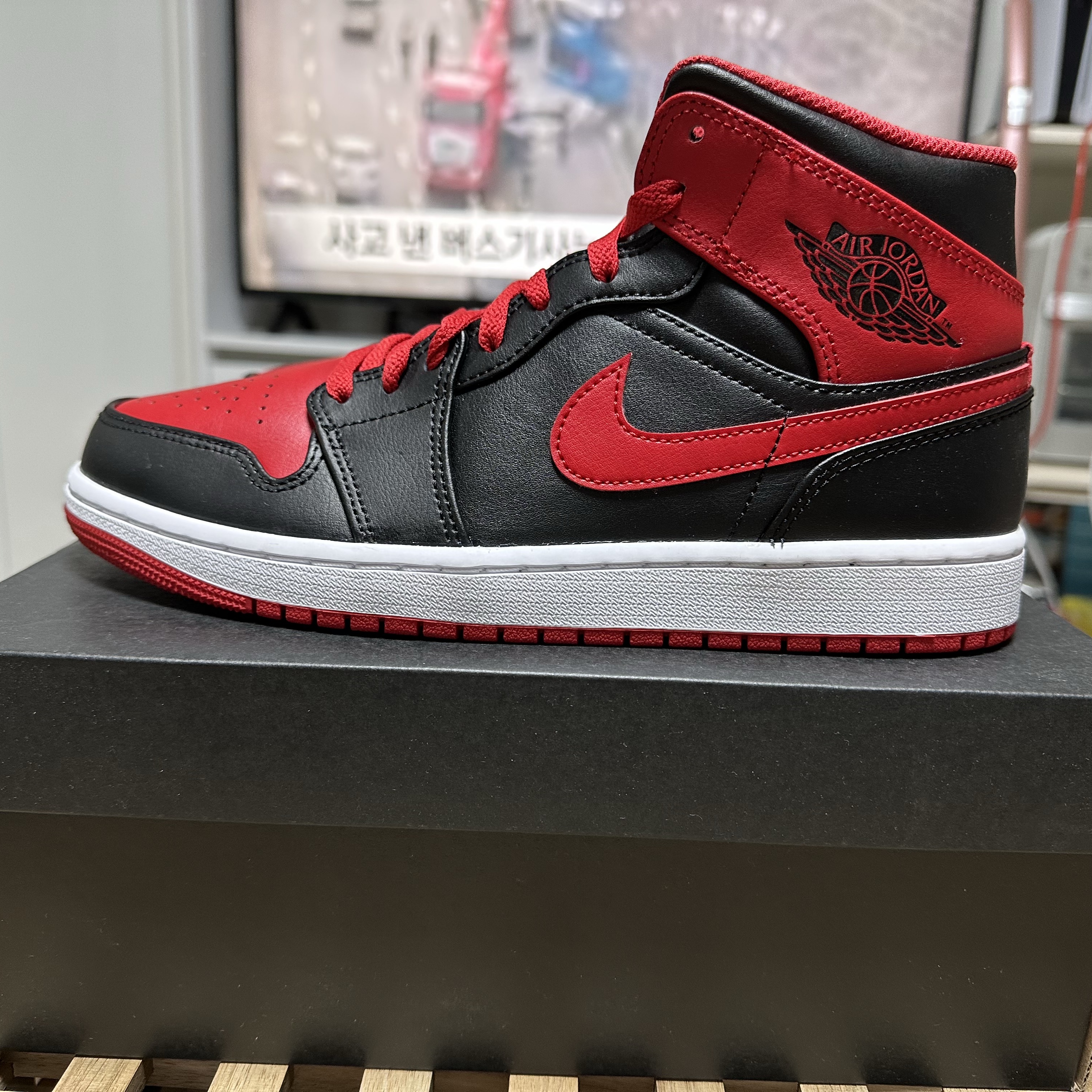 Jordan 1 Mid Bred Banned 2020 착용 스타일 - 1
