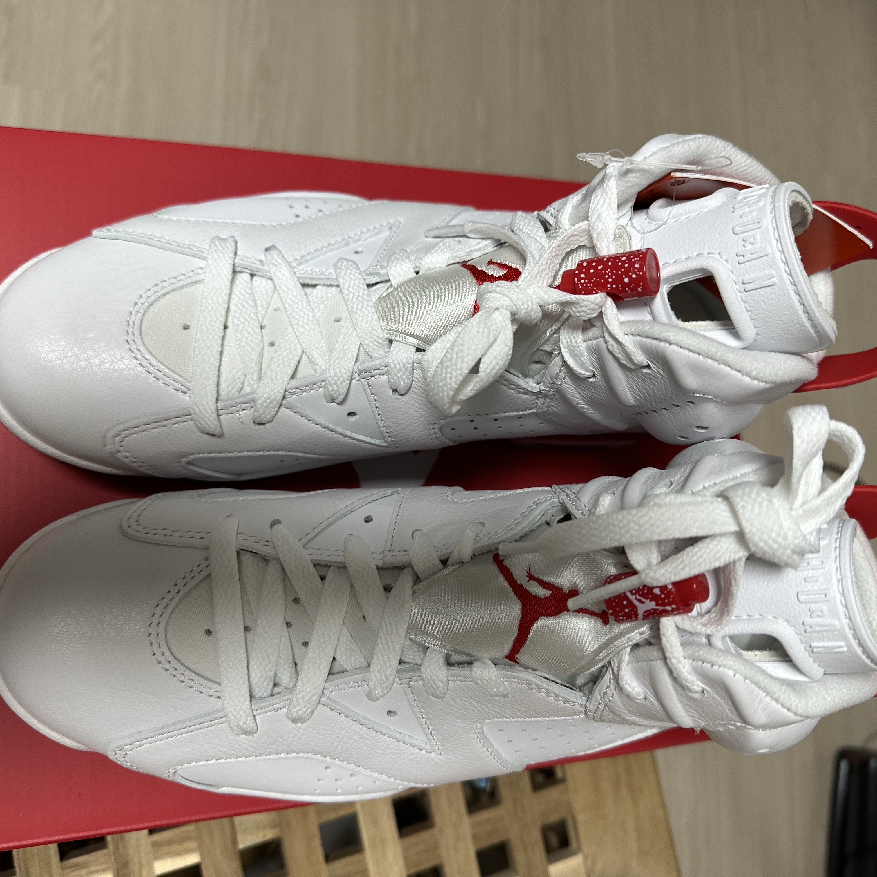 Jordan 6 Retro White and University Red 착용 스타일 - 4
