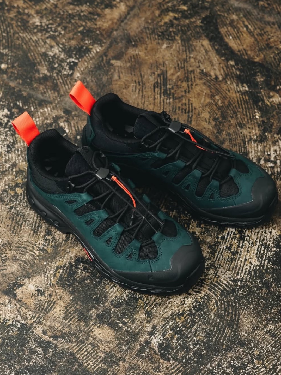 Salomon x GR10K Quest Low 2 Black Ponderosa Pine 착용 스타일 - 2
