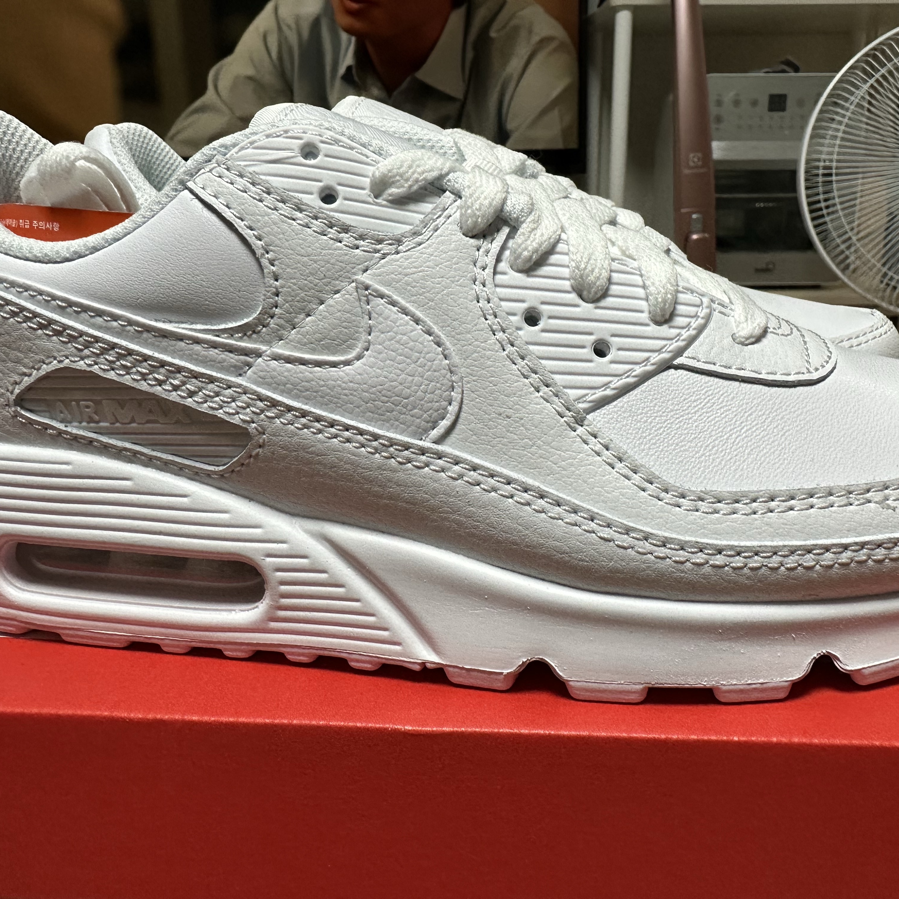 Nike Air Max 90 LTR Triple White 착용 스타일 - 3