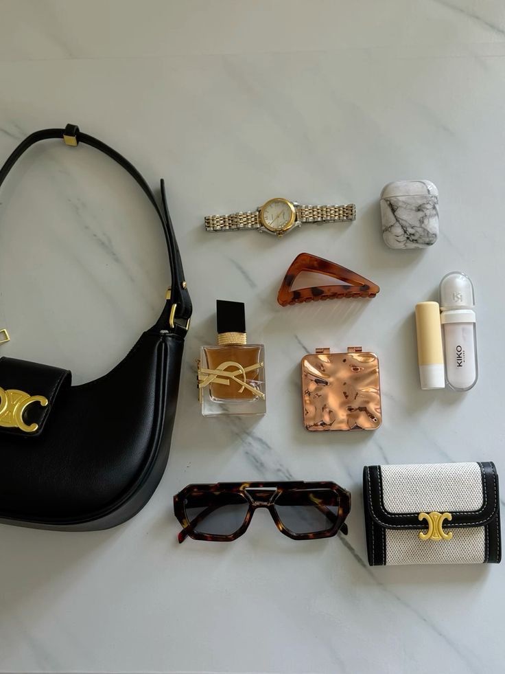 The Row Sac En Cuir Soft Margaux 10 Noir, Louis Vuitton Key Pouch S Monogram Canvas 착용 스타일 - 2