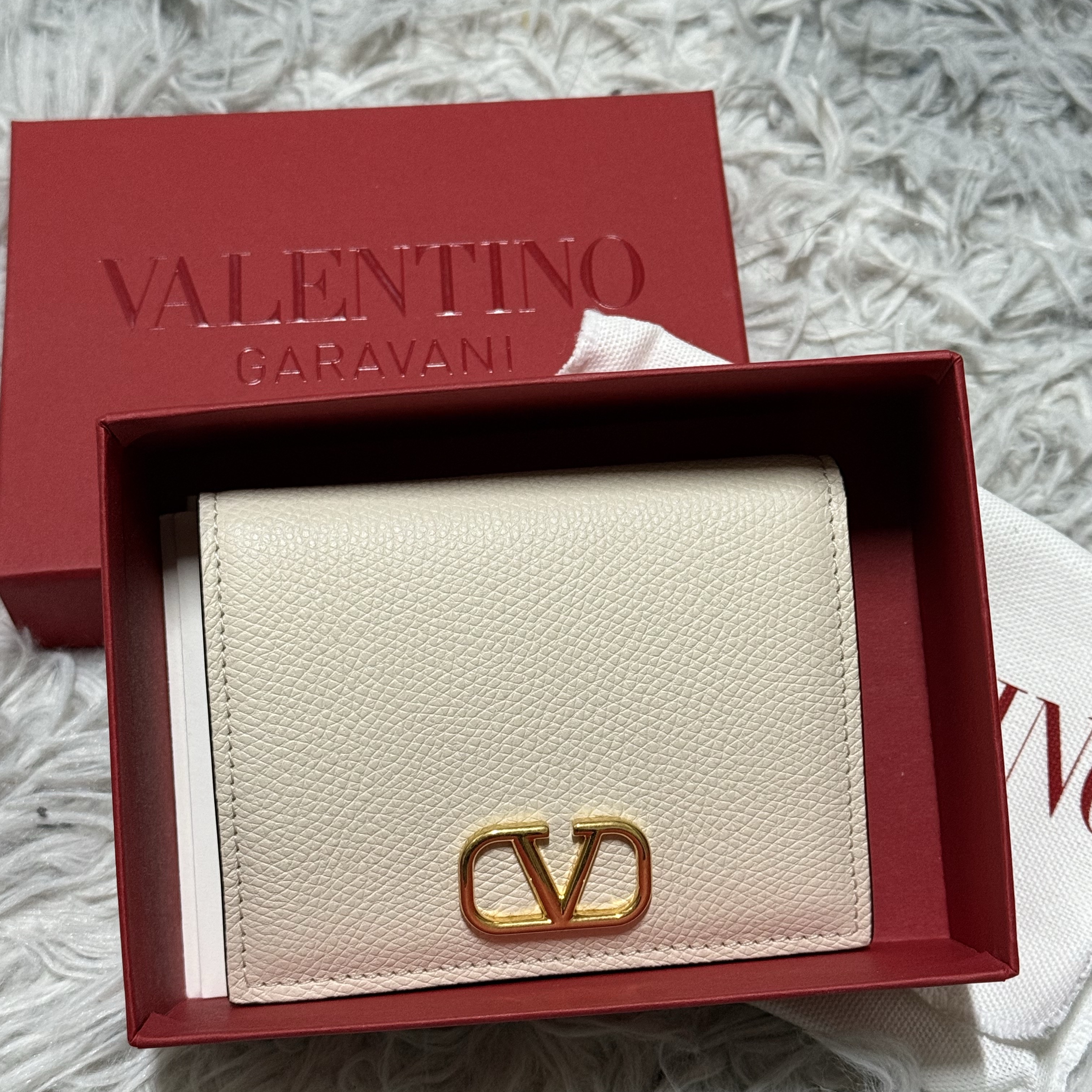 Valentino Compact Vlogo Signature Grainy Calfskin Wallet Light Ivory 착용 스타일