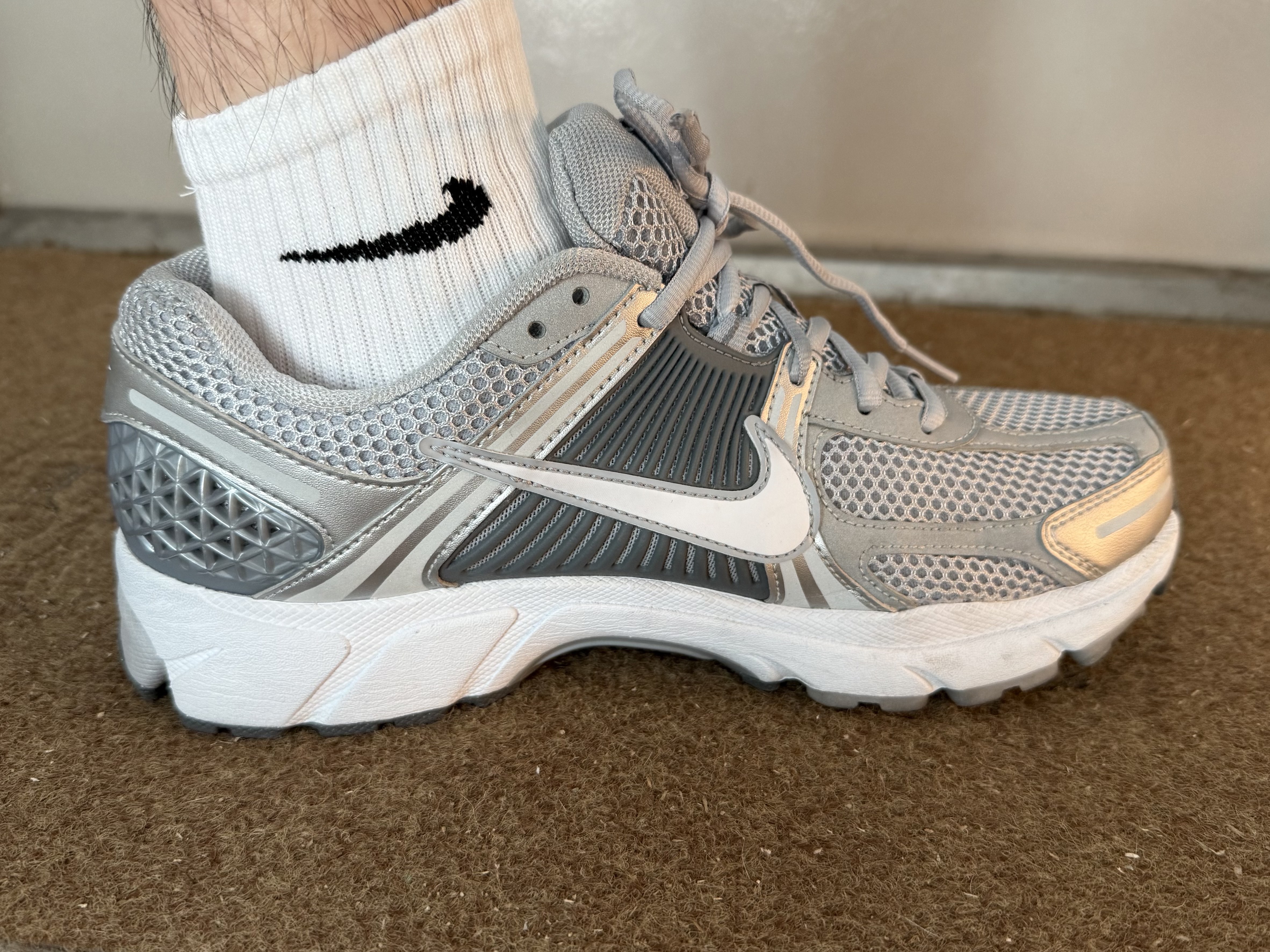 Nike Zoom Vomero 5 Wolf Grey White 착용 스타일