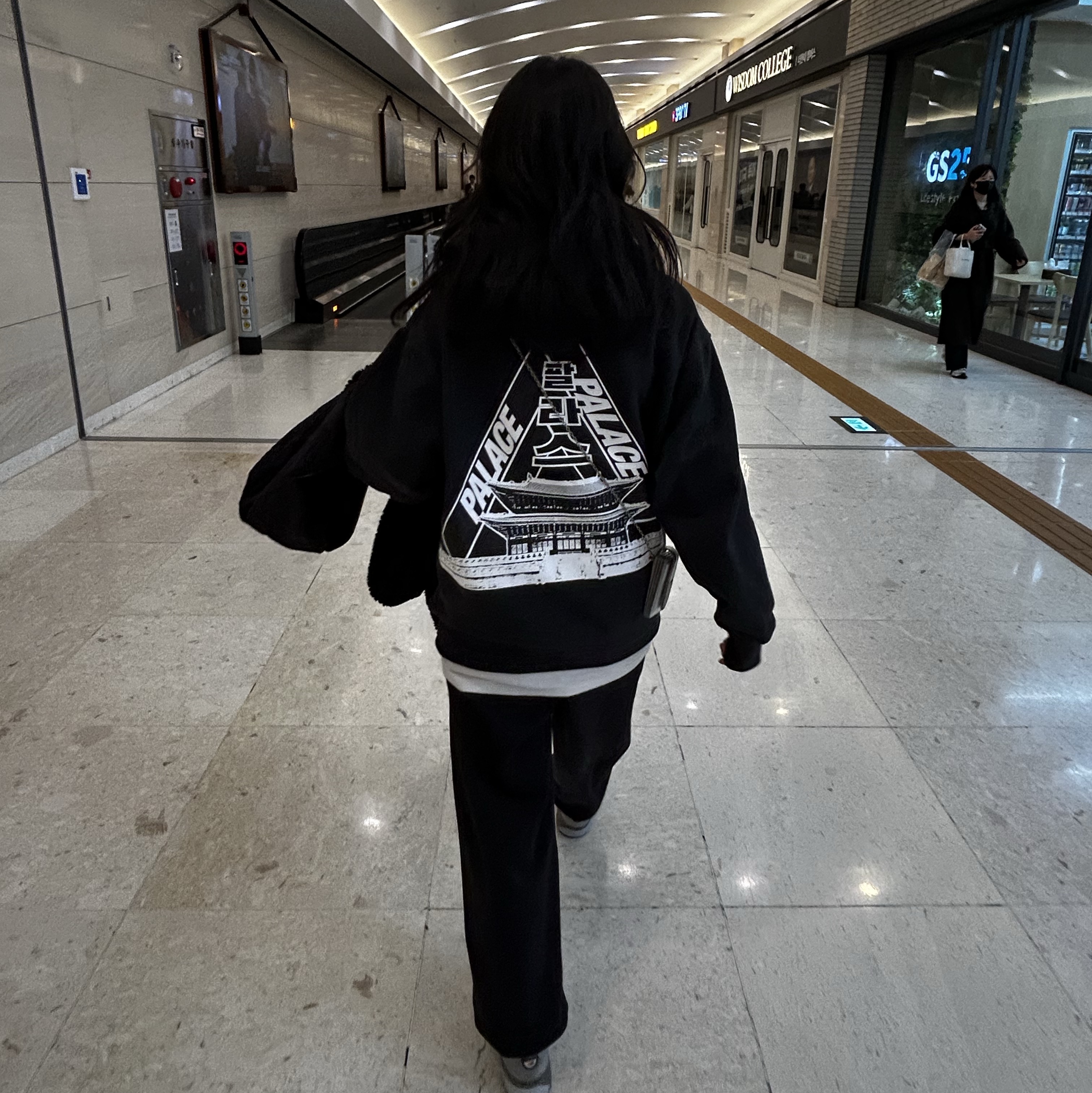 Palace Seoul 2 Seoul Hoodie Black - 25SS, New Balance 990v3 Made in USA Grey - D Standard 착용 스타일