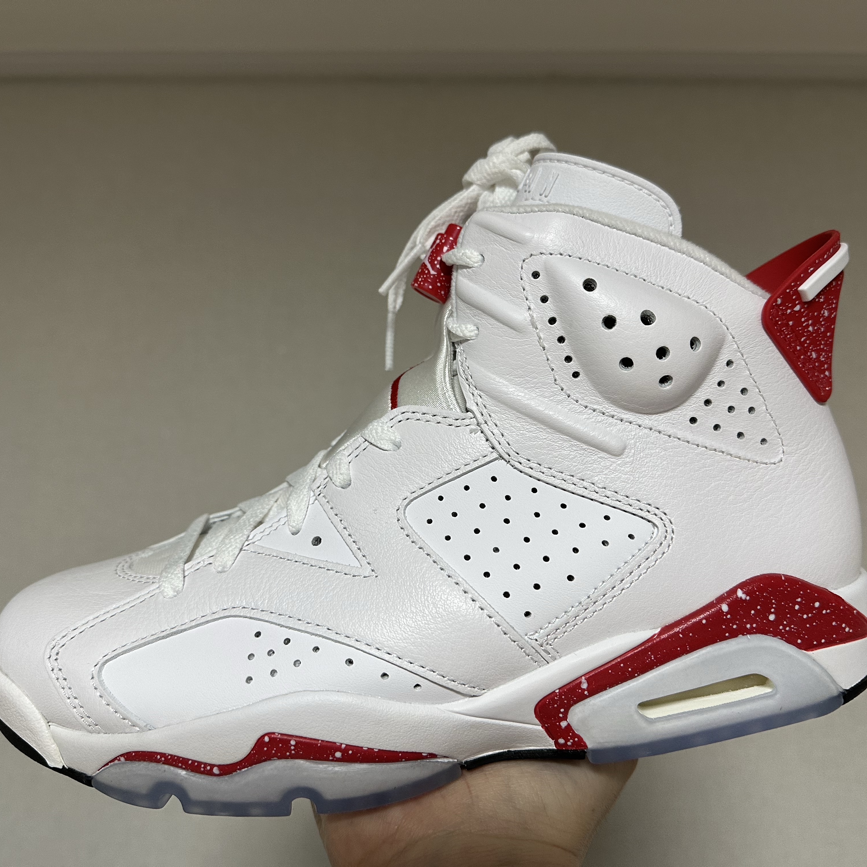 Jordan 6 Retro White and University Red 착용 스타일 - 5