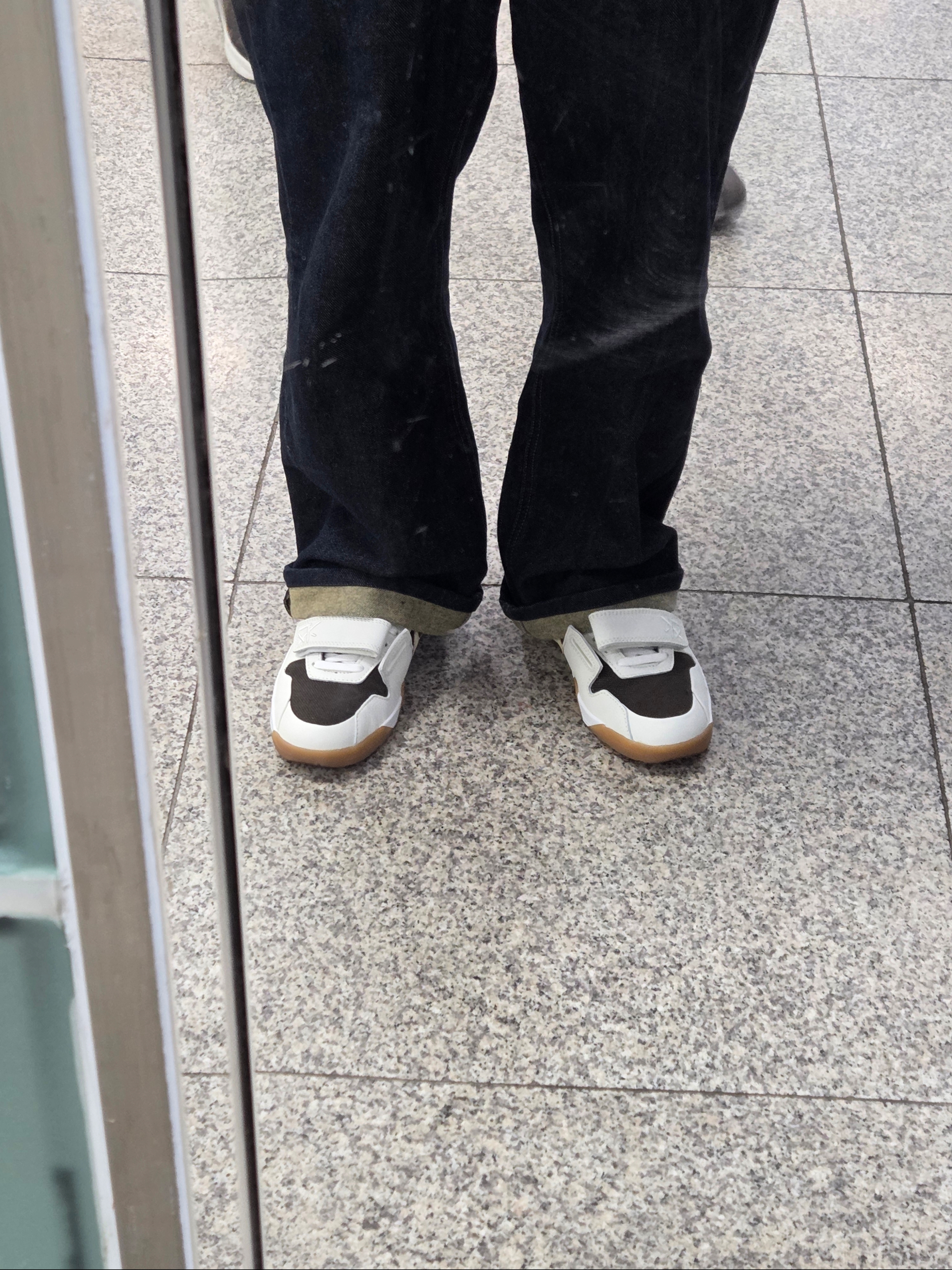 Jordan x Travis Scott Waxed Jacket Black (DZ5474-010), Jordan x Travis Scott Jumpman Jack TR Sail and Dark Mocha 착용 스타일 - 3