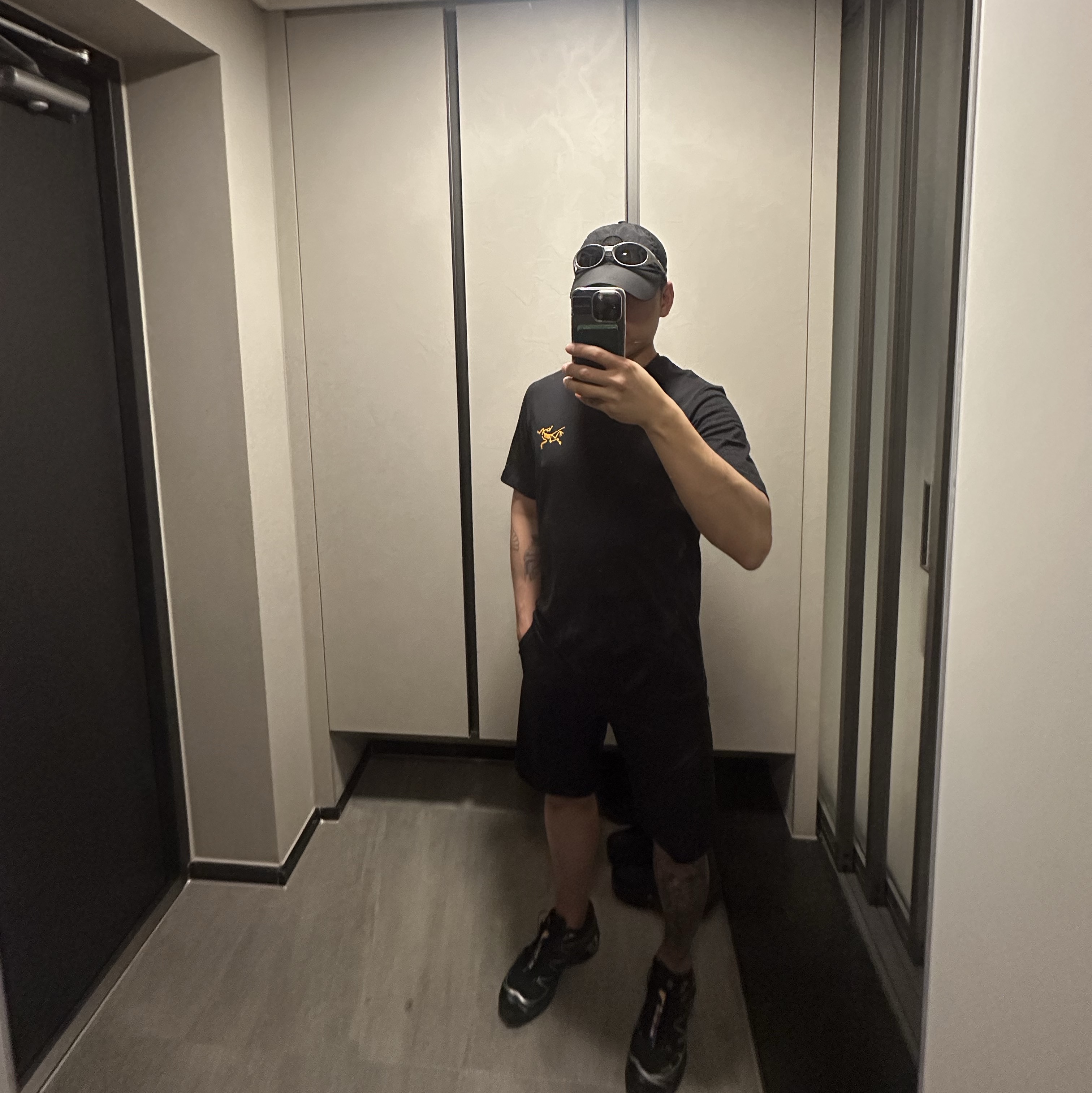 Arc'teryx Arc'Multi Bird Logo SS T-Shirt Black, Oakley Eye Jacket Redux Silver Frame Prizm Black Polarized Lenses High Bridge Fit 착용 스타일 - 1