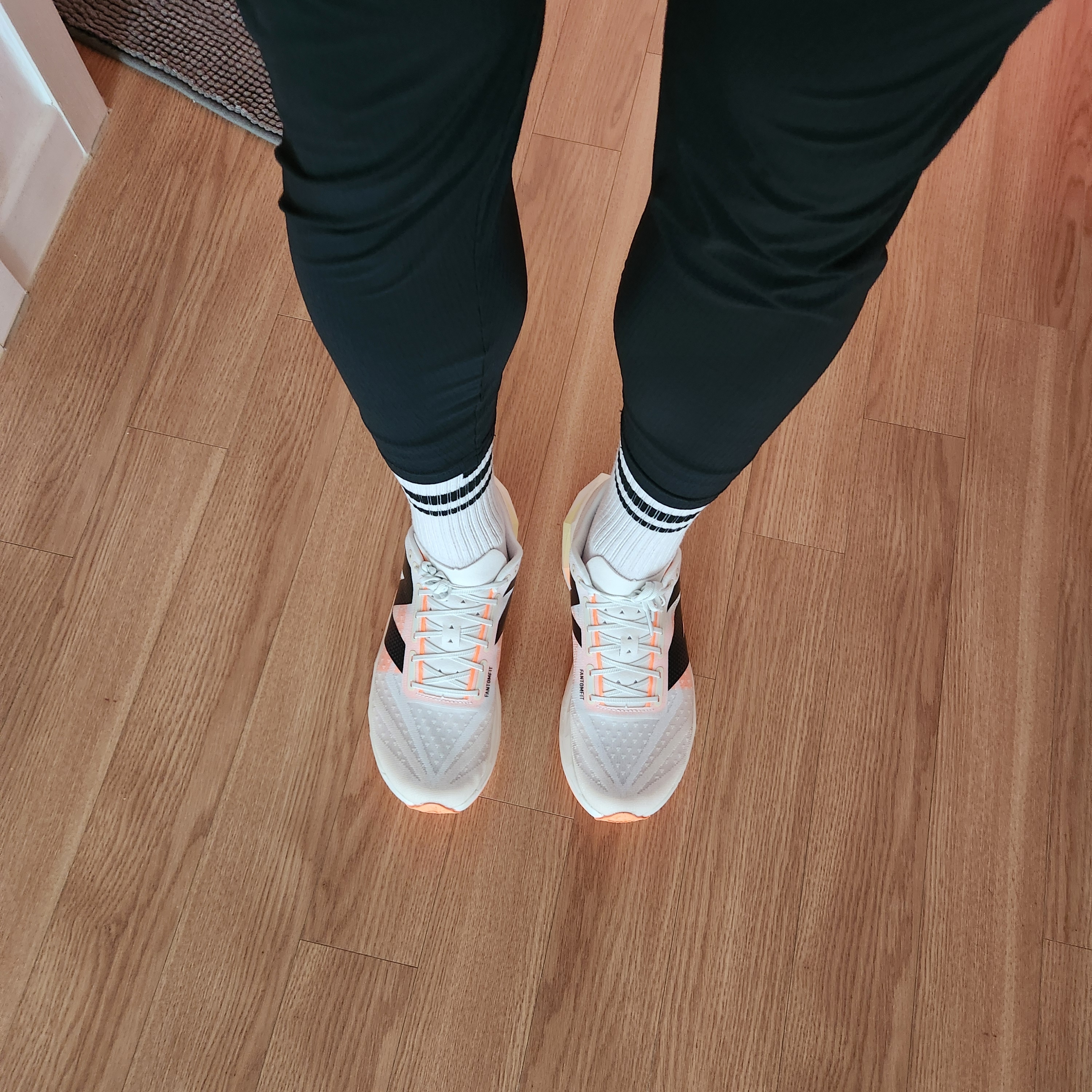 New Balance Fuelcell SC Elite v4 Sunrise - D Standard 착용 스타일 - 2