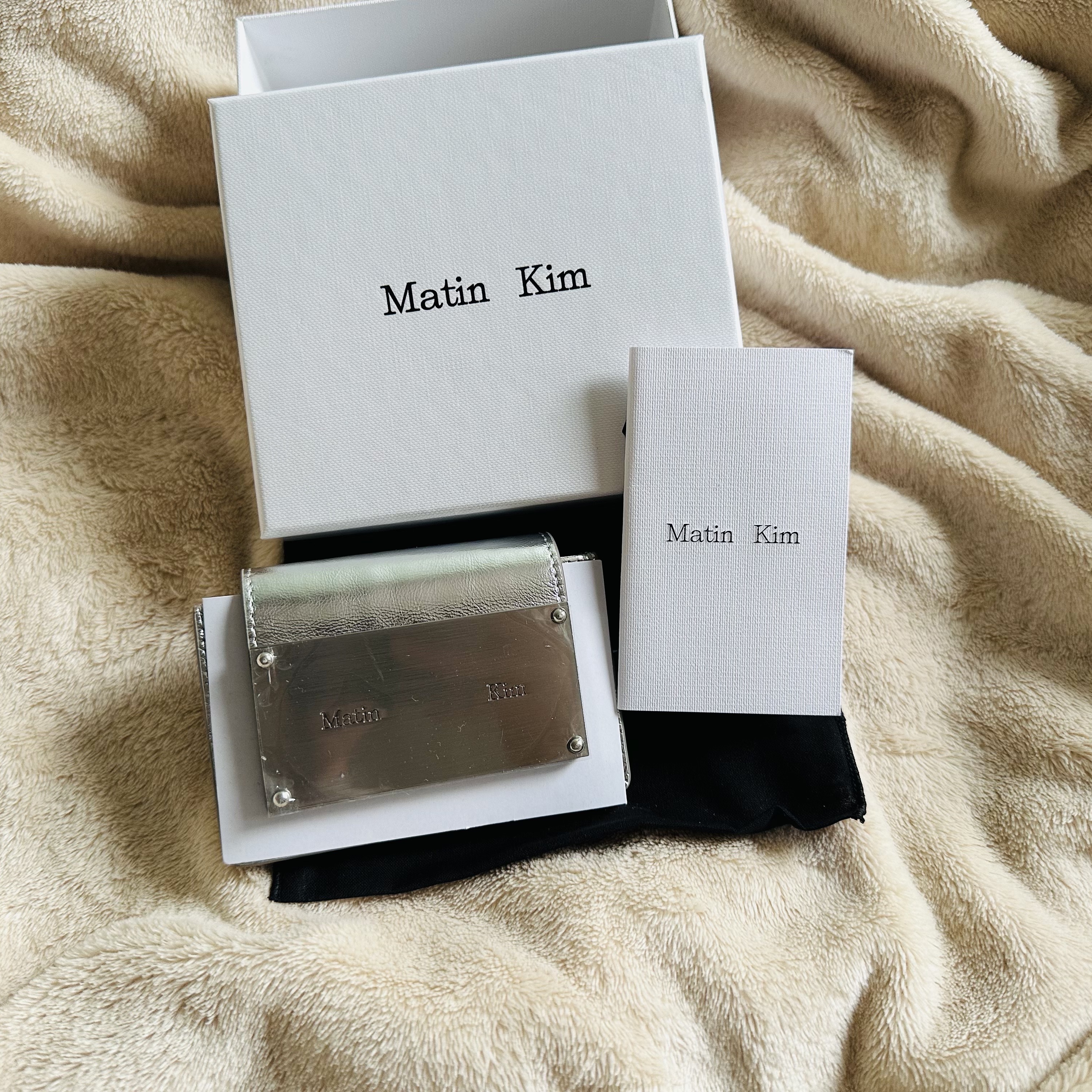 Matin Kim Accordion Wallet Silver 착용 스타일