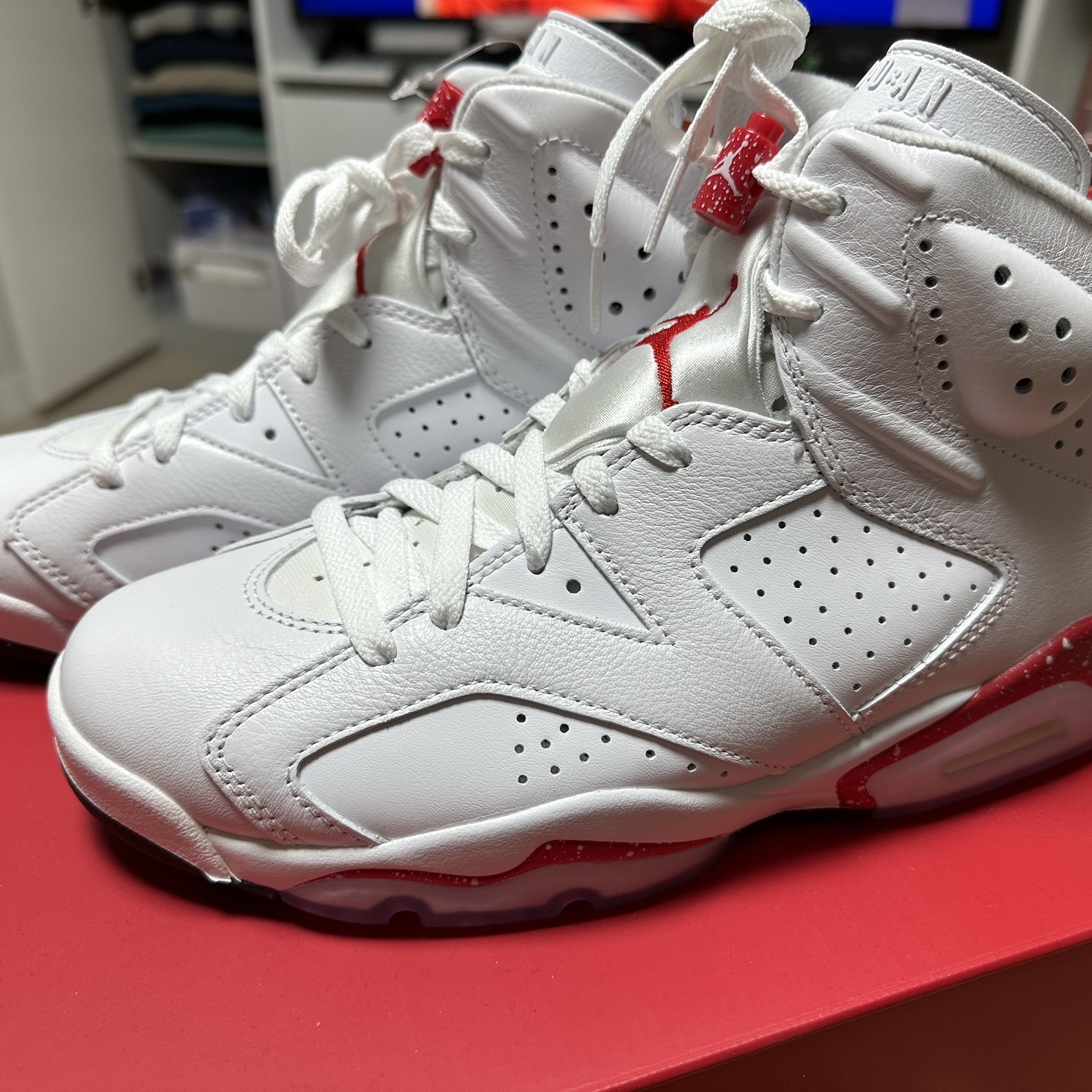 Jordan 6 Retro White and University Red 착용 스타일 - 1