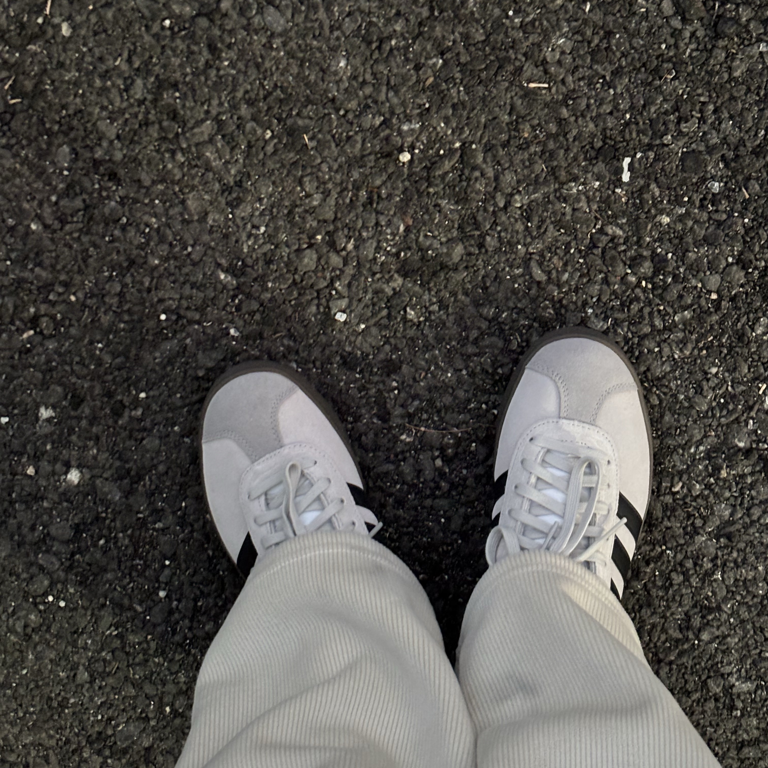 Adidas VL Court 2.0 Grey Black 착용 스타일