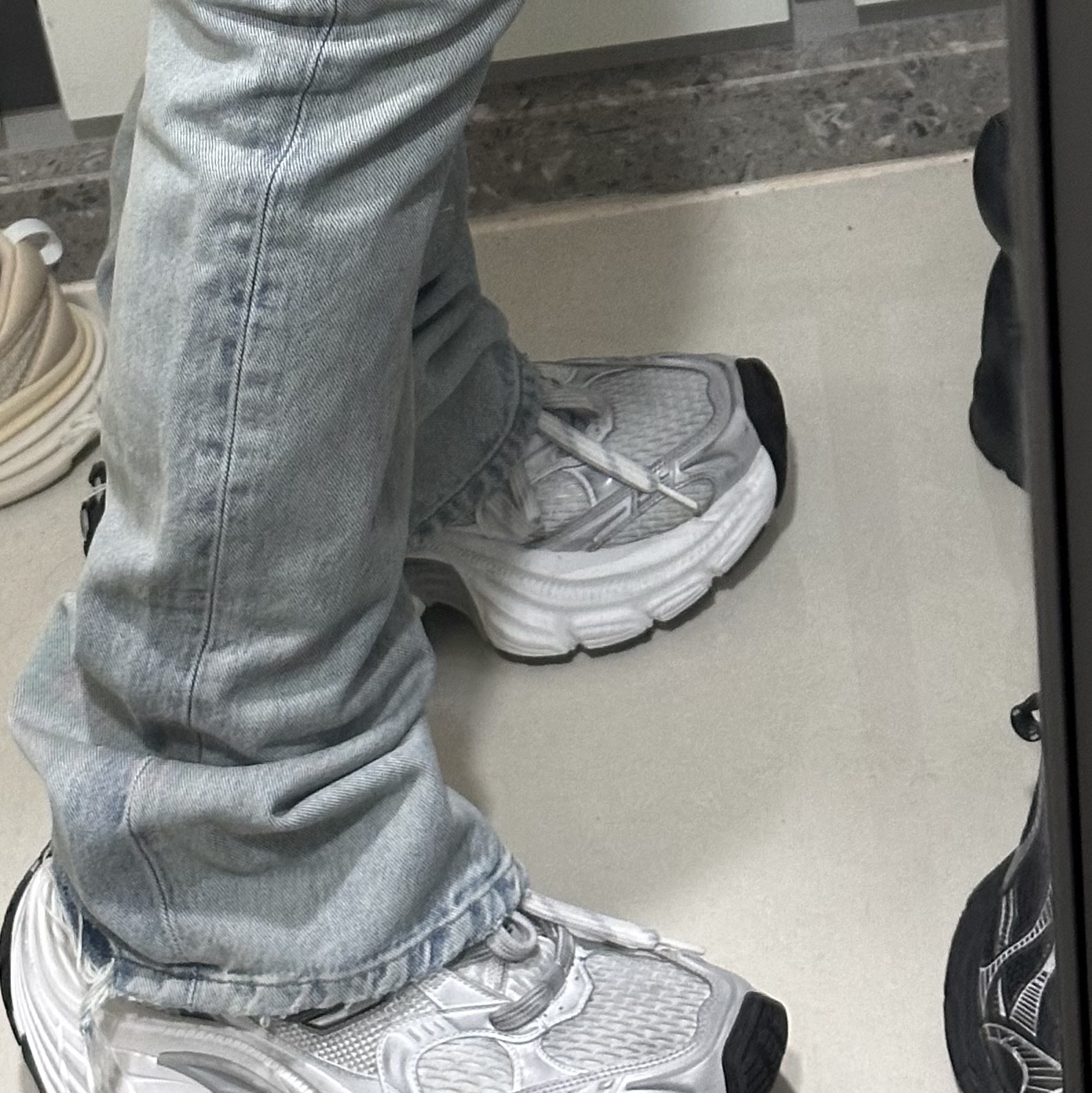 Balenciaga 10XL Sneakers White Grey Silver Black 착용 스타일