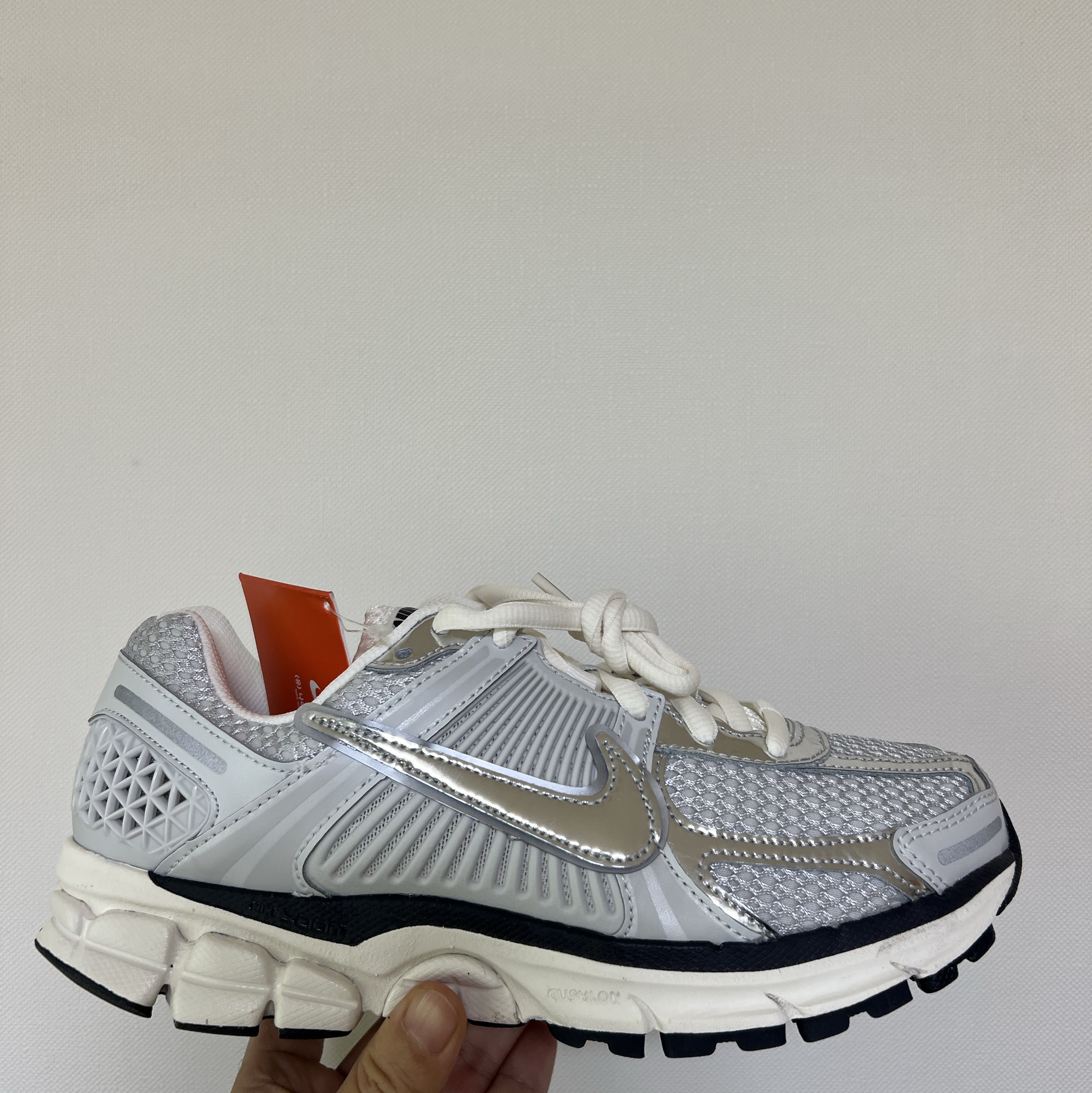 Nike Zoom Vomero 5 Photon Dust Gridiron 착용 스타일 - 1