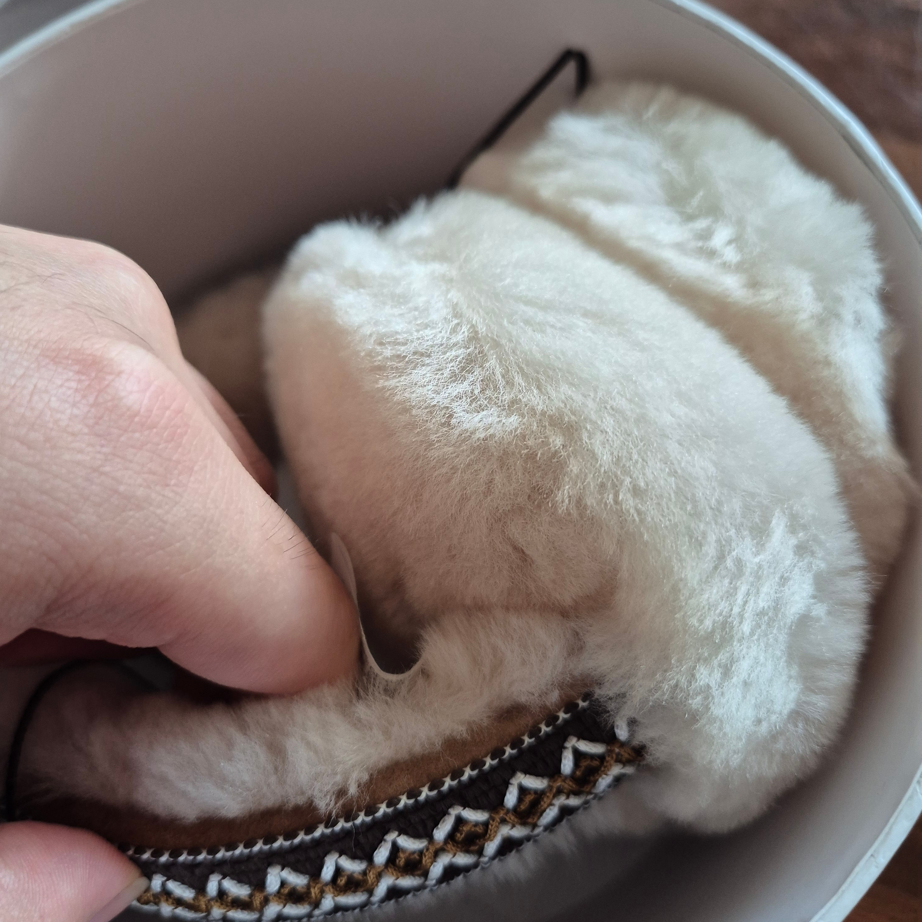 (W) UGG Sheepskin Tasman Earmuff Chestnut 착용 스타일 - 2
