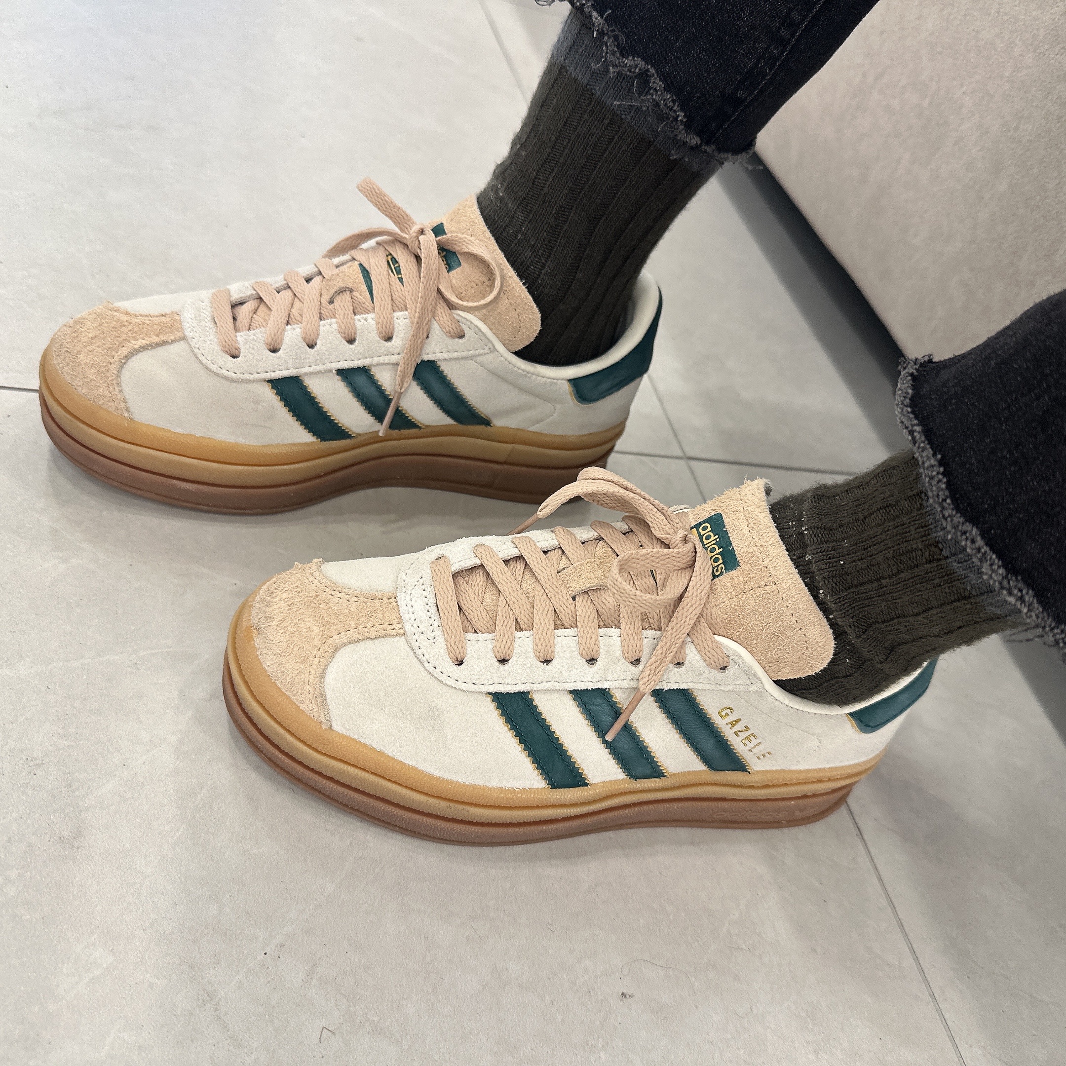 (W) Adidas Gazelle Bold Cream White Collegiate Green 착용 스타일