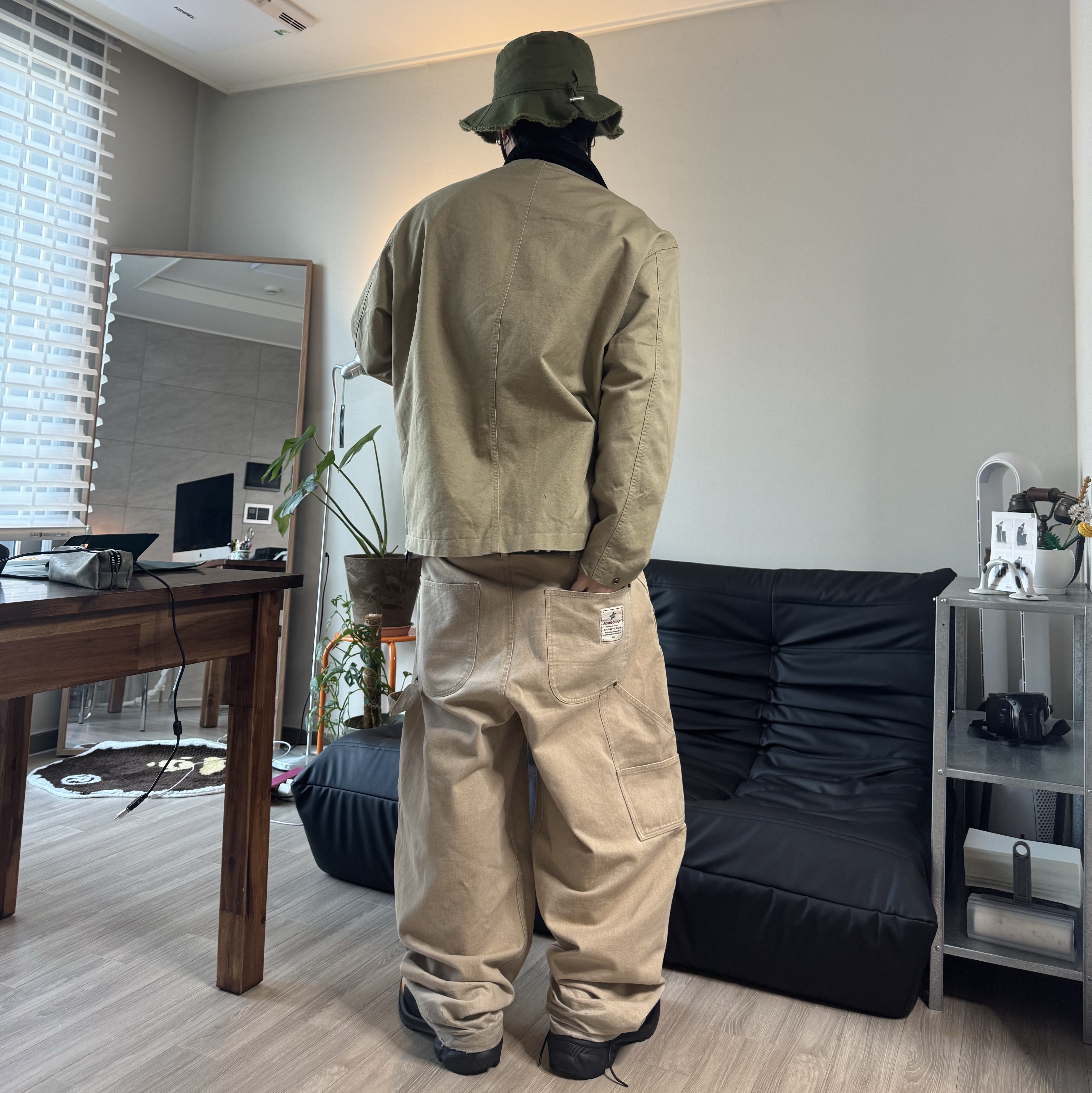 Jacquemus Le Bob Artichaut Bucket Hat Black, Jacquemus Le Bob Artichaut Bucket Hat Off White 착용 스타일 - 2
