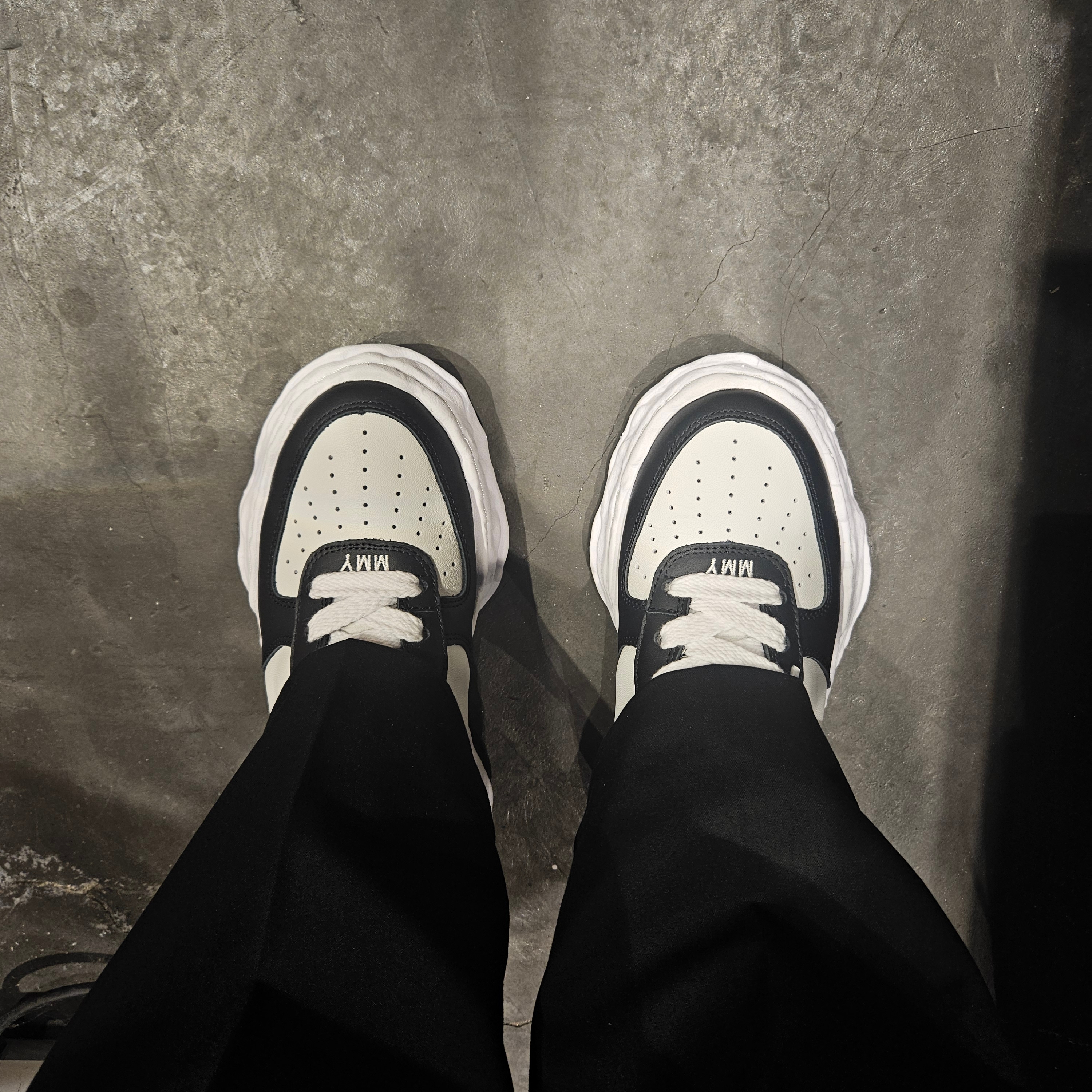 Maison Mihara Yasuhiro Wayne OG Sole Leather Low-top Sneakers Black White 착용 스타일