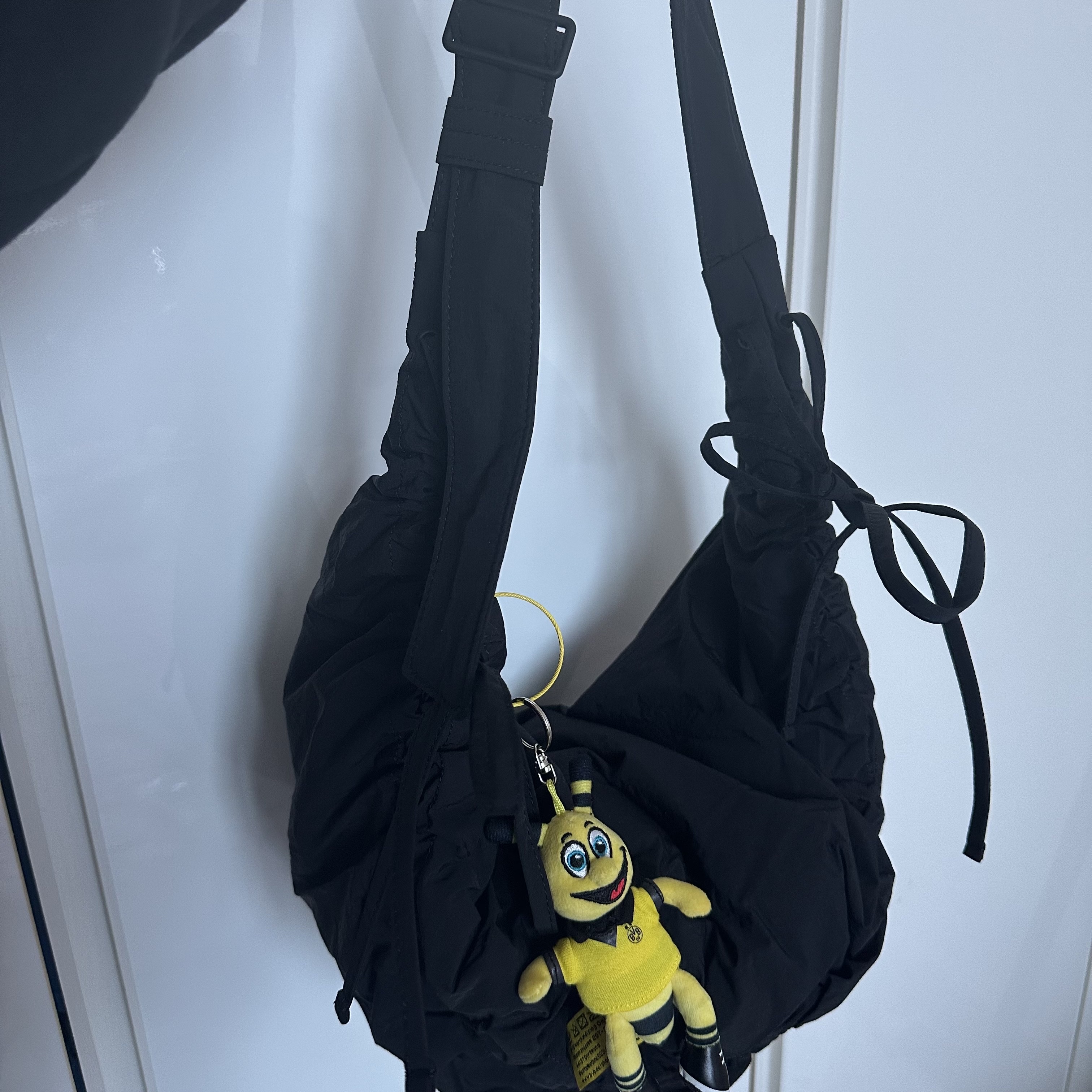 COS Canopy Nylon Mini Crossbody Bag Black 착용 스타일