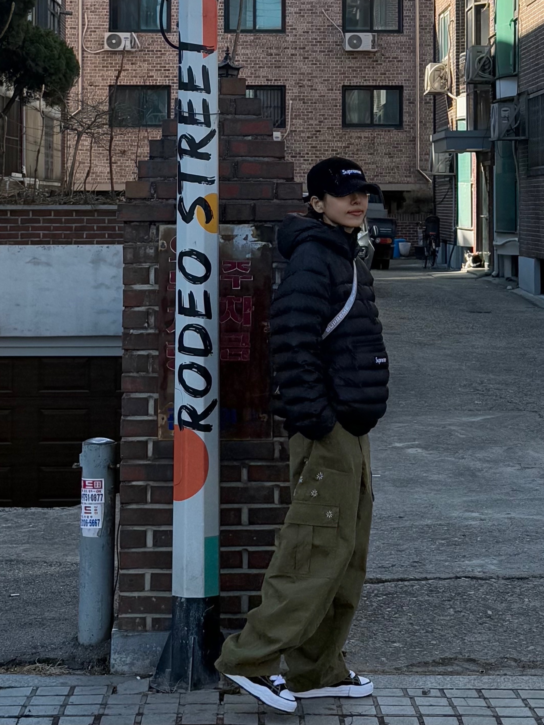 Supreme 2-Tone Corduroy Camp Cap Black - 23SS, Supreme Micro Down Half Zip Hooded Pullover Black - 24FW 착용 스타일 - 2