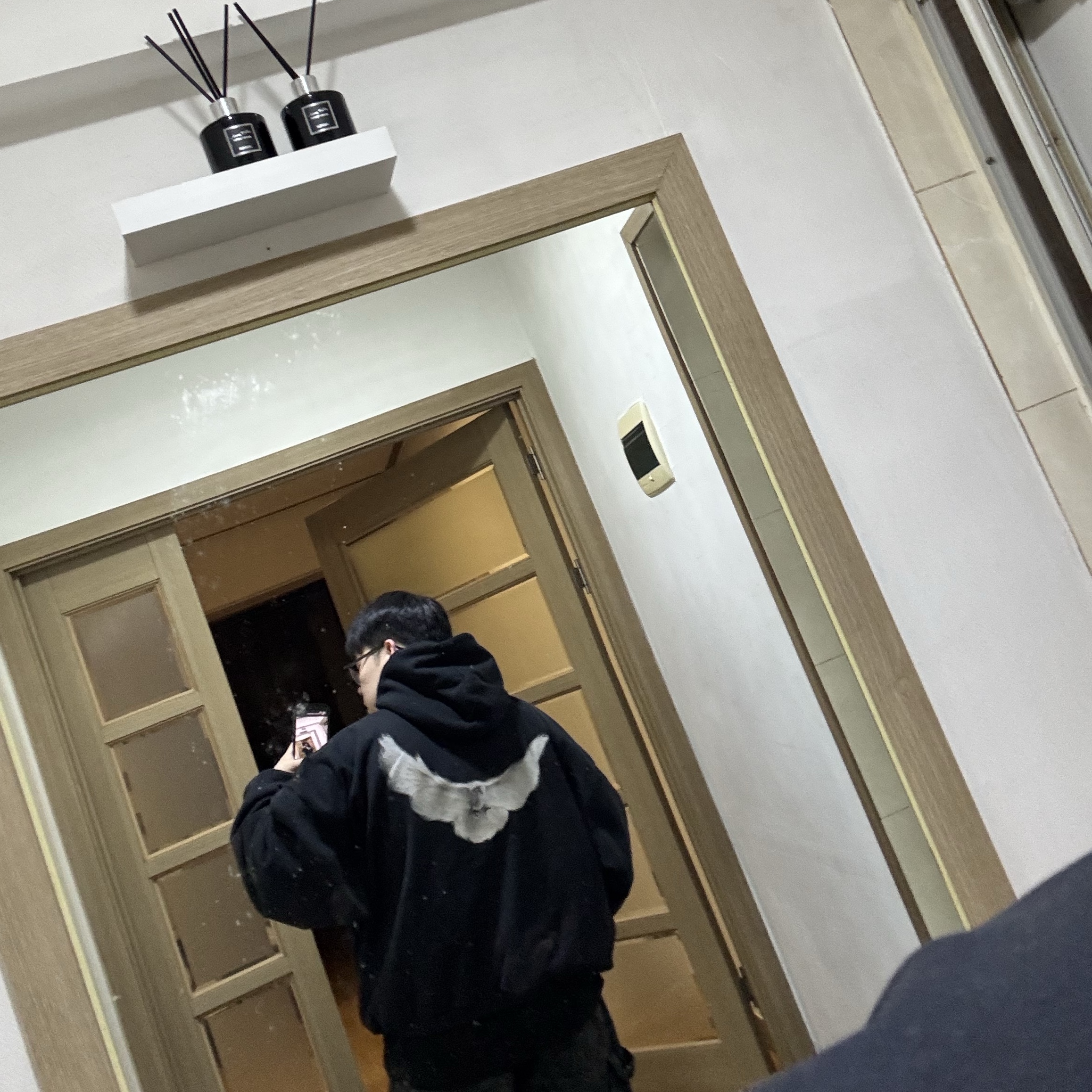 Yeezy Gap Engineered By Balenciaga Dove Hoodie Washed Black 착용 스타일