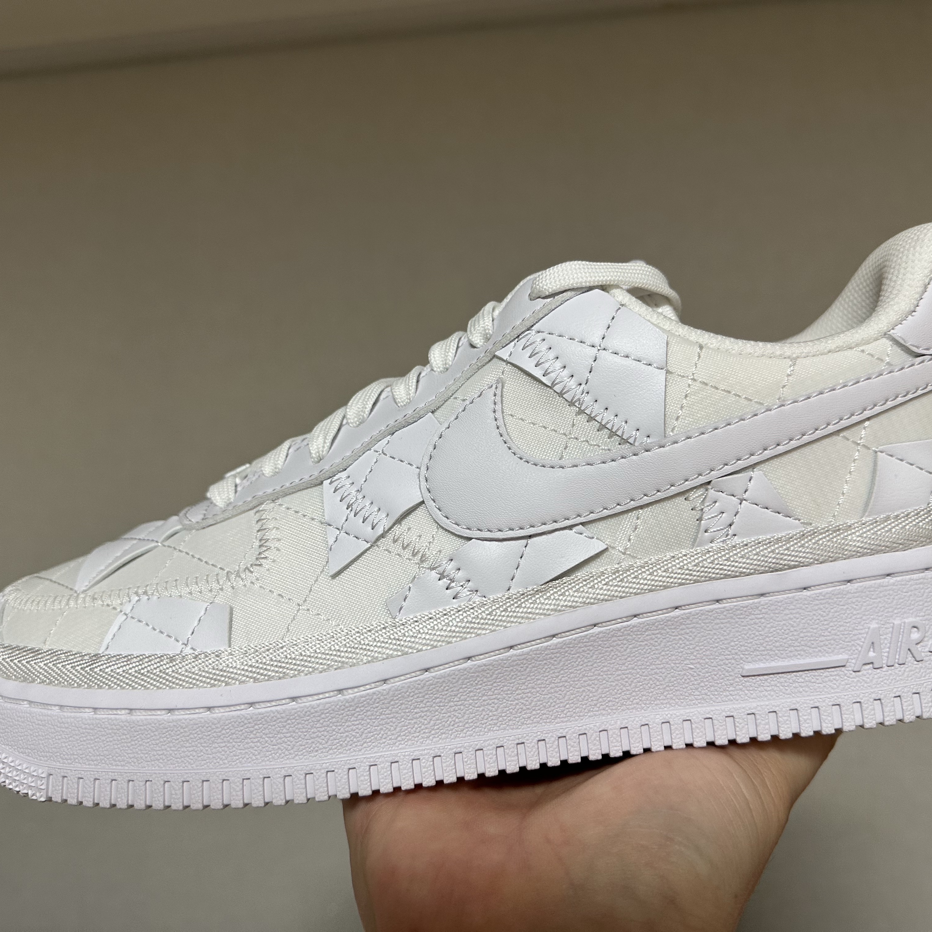 Nike x Billie Eilish Air Force 1 Low SP Triple White 착용 스타일 - 3