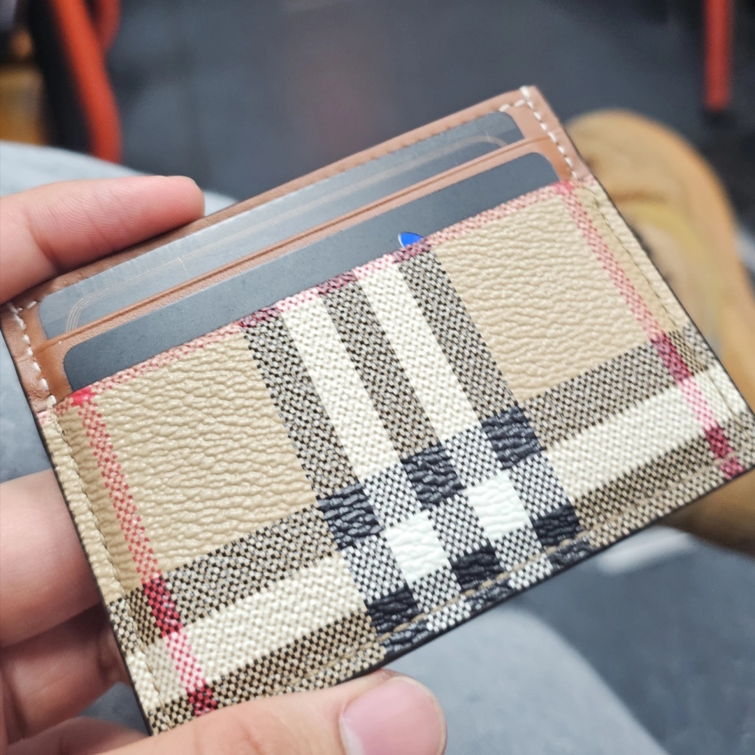 Burberry Check and Leather Card Case Archive Beige 착용 스타일