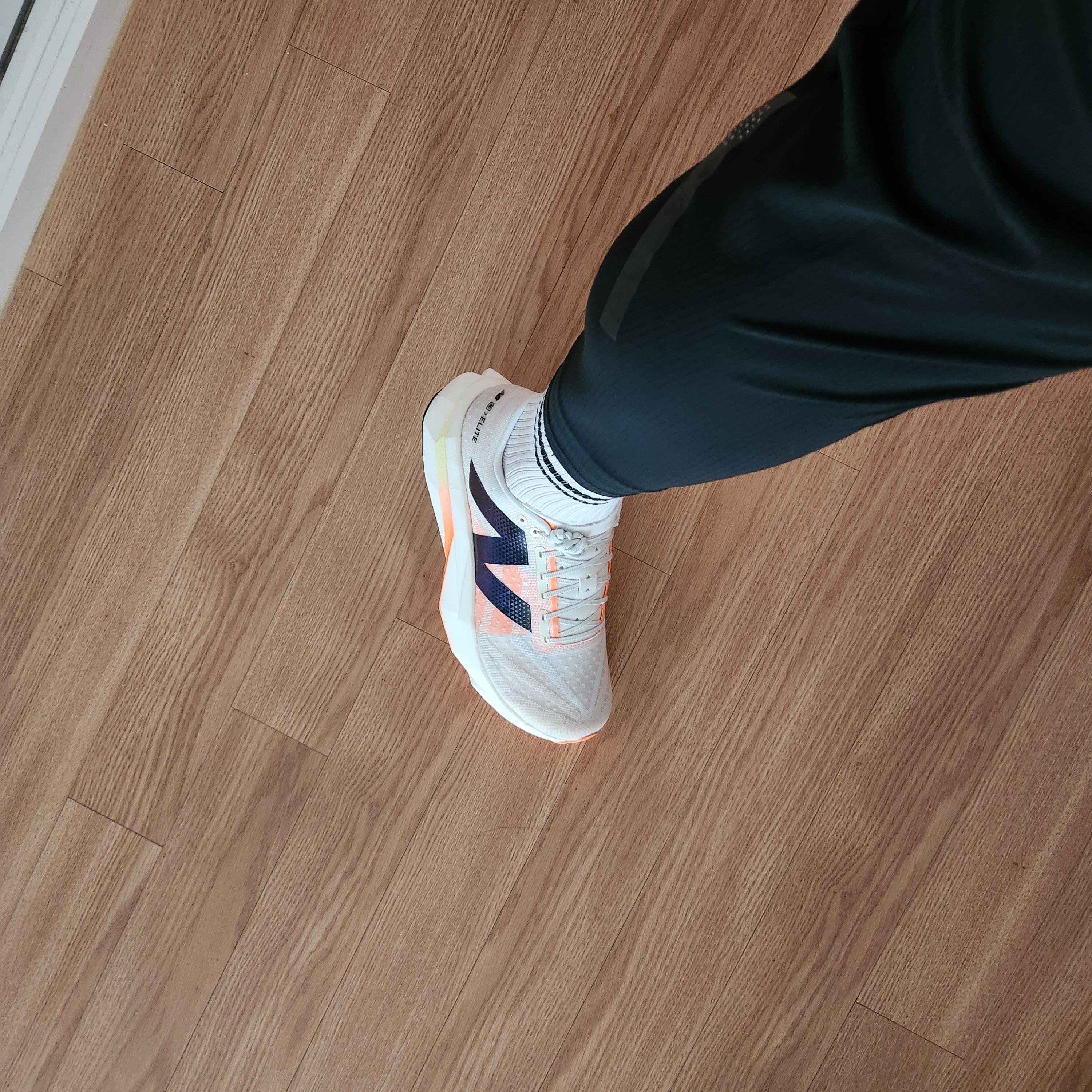 New Balance Fuelcell SC Elite v4 Sunrise - D Standard 착용 스타일 - 1
