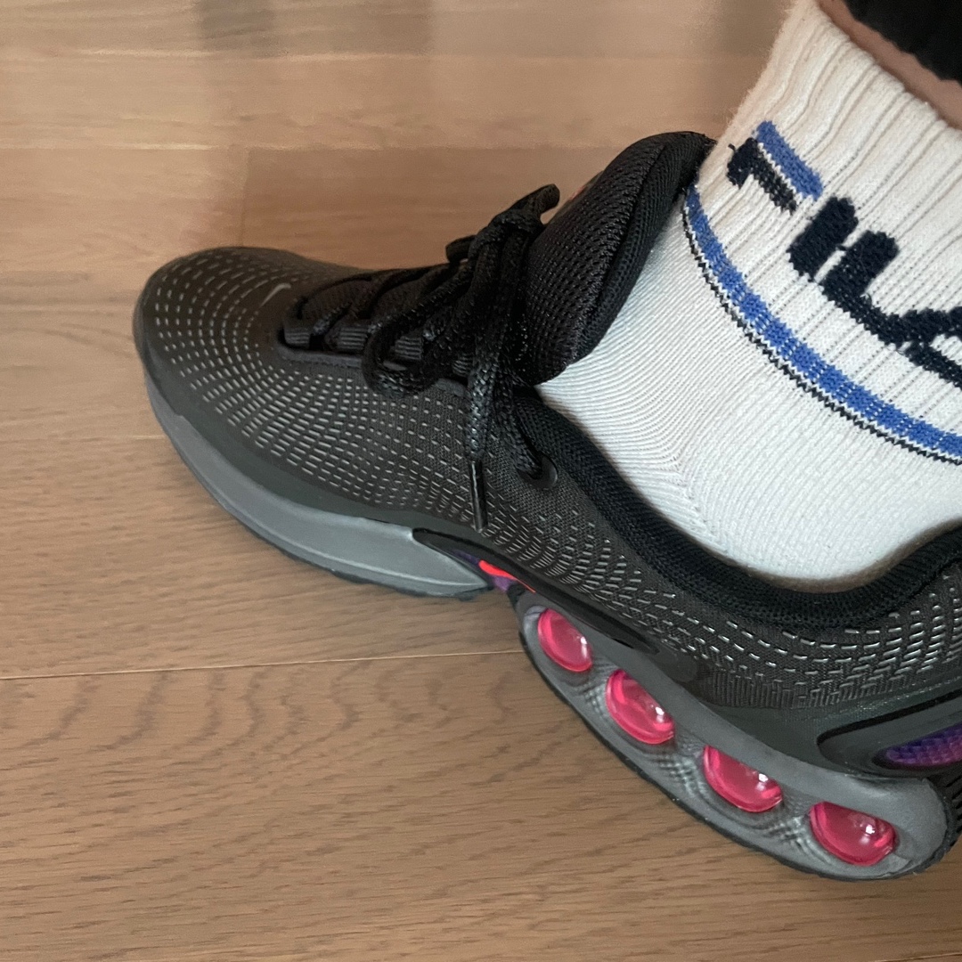 Nike Air Max Dn Black Light Crimson 착용 스타일