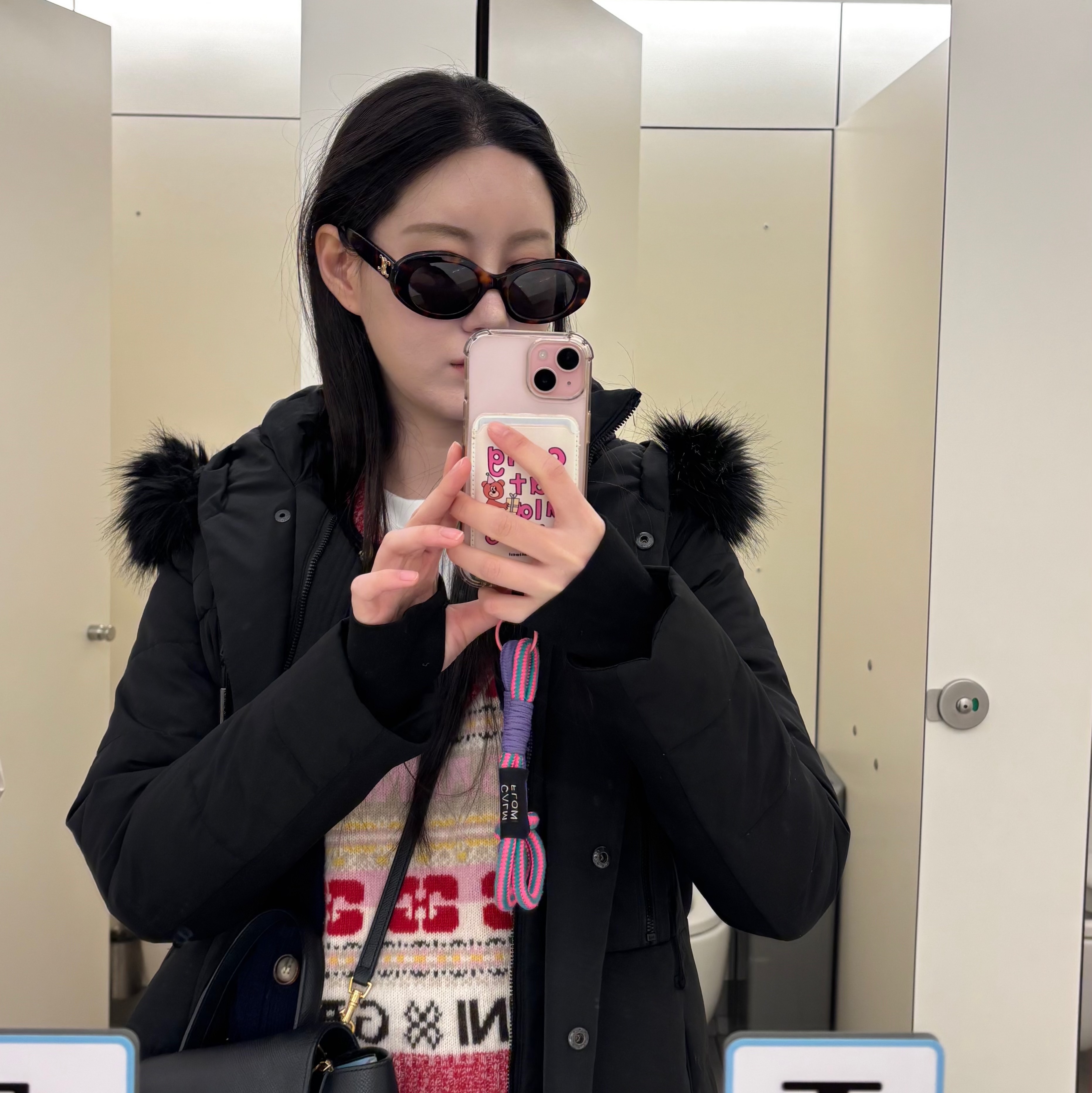 (W) Celine Triomphe 01 Sunglasses in Acetate Blonde Havana, Celine Nano Belt Bag in Grained Calfskin Black 착용 스타일 - 2