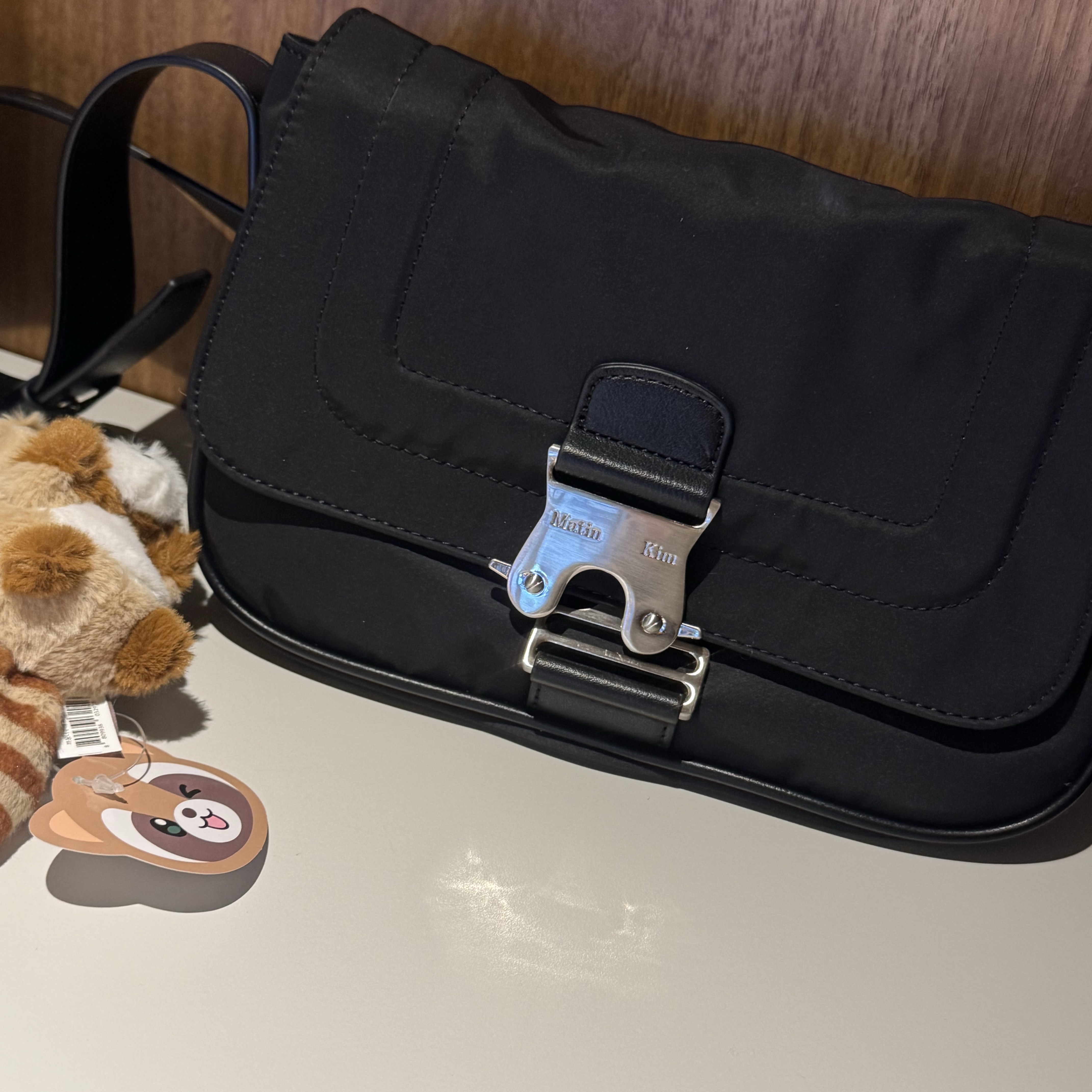 Matin Kim Mini Buckle Bag Black 착용 스타일 - 1