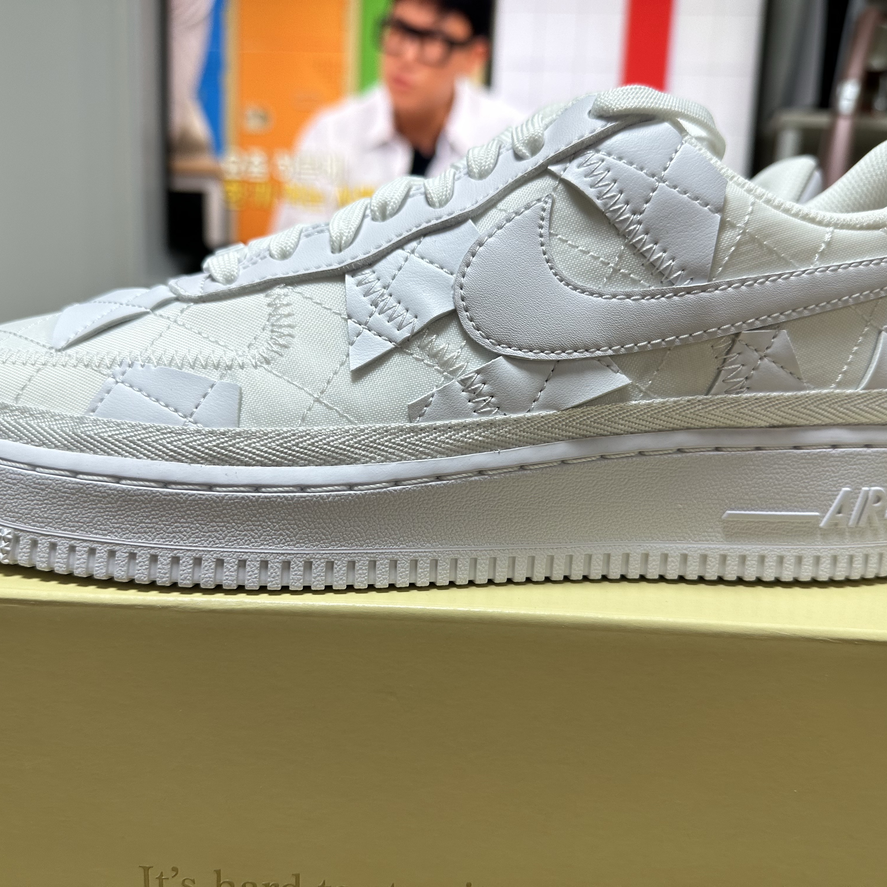 Nike x Billie Eilish Air Force 1 Low SP Triple White 착용 스타일 - 2