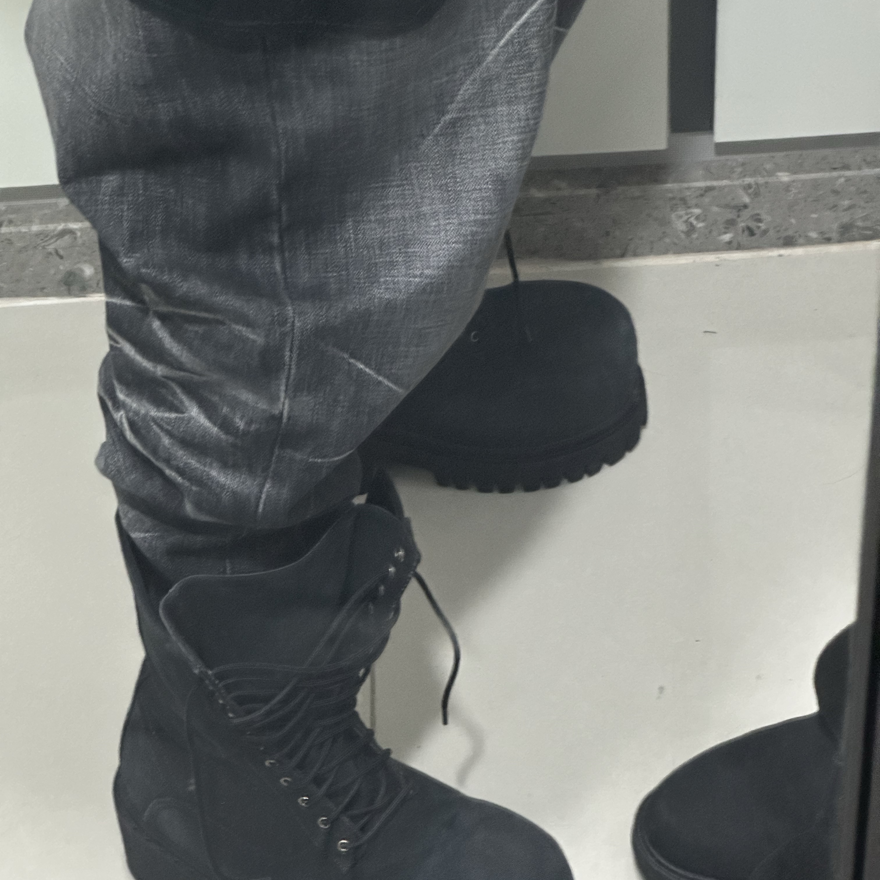 Balenciaga Stomper Bootie Black 착용 스타일