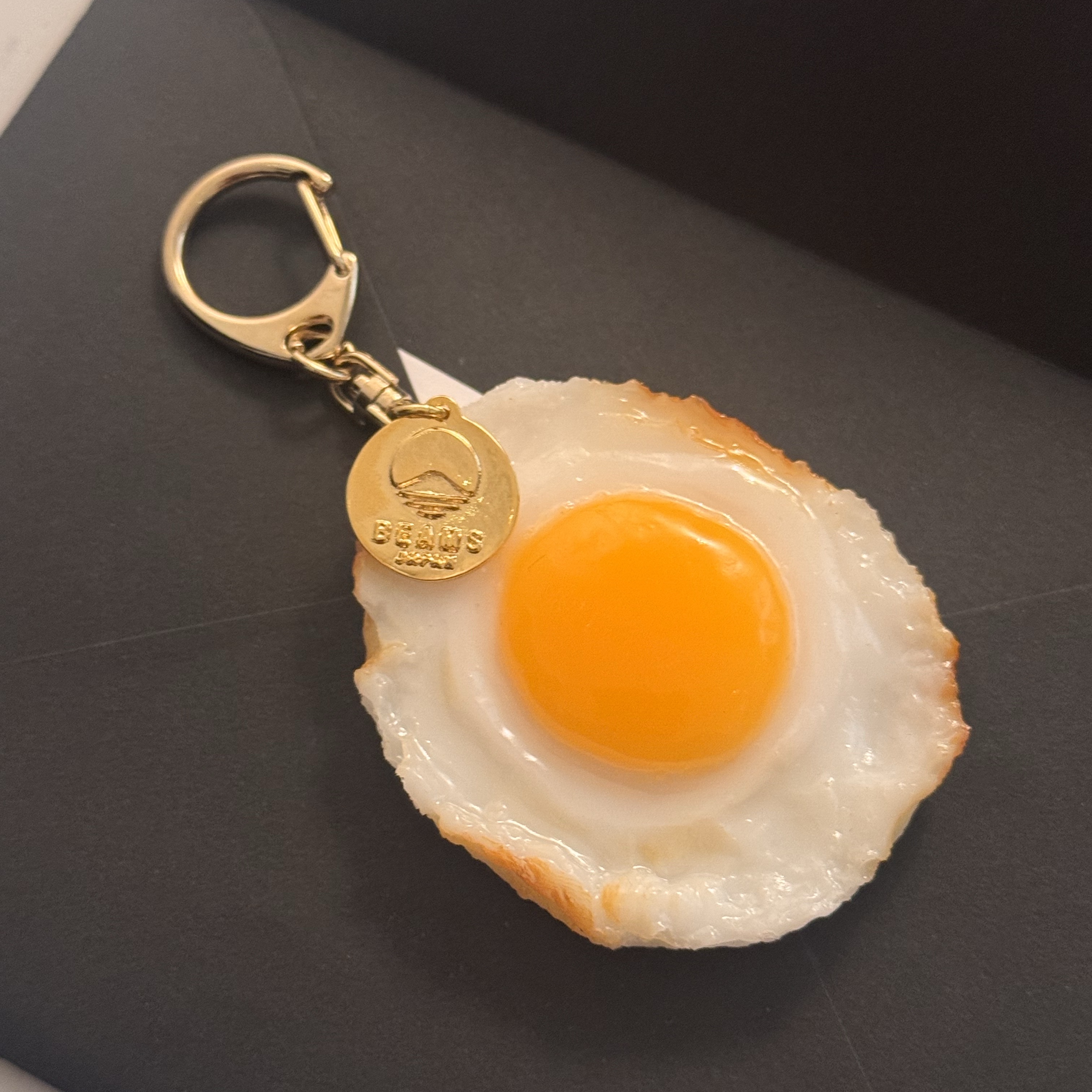 Beams x Sanpuru Key Holder Fried Egg 착용 스타일