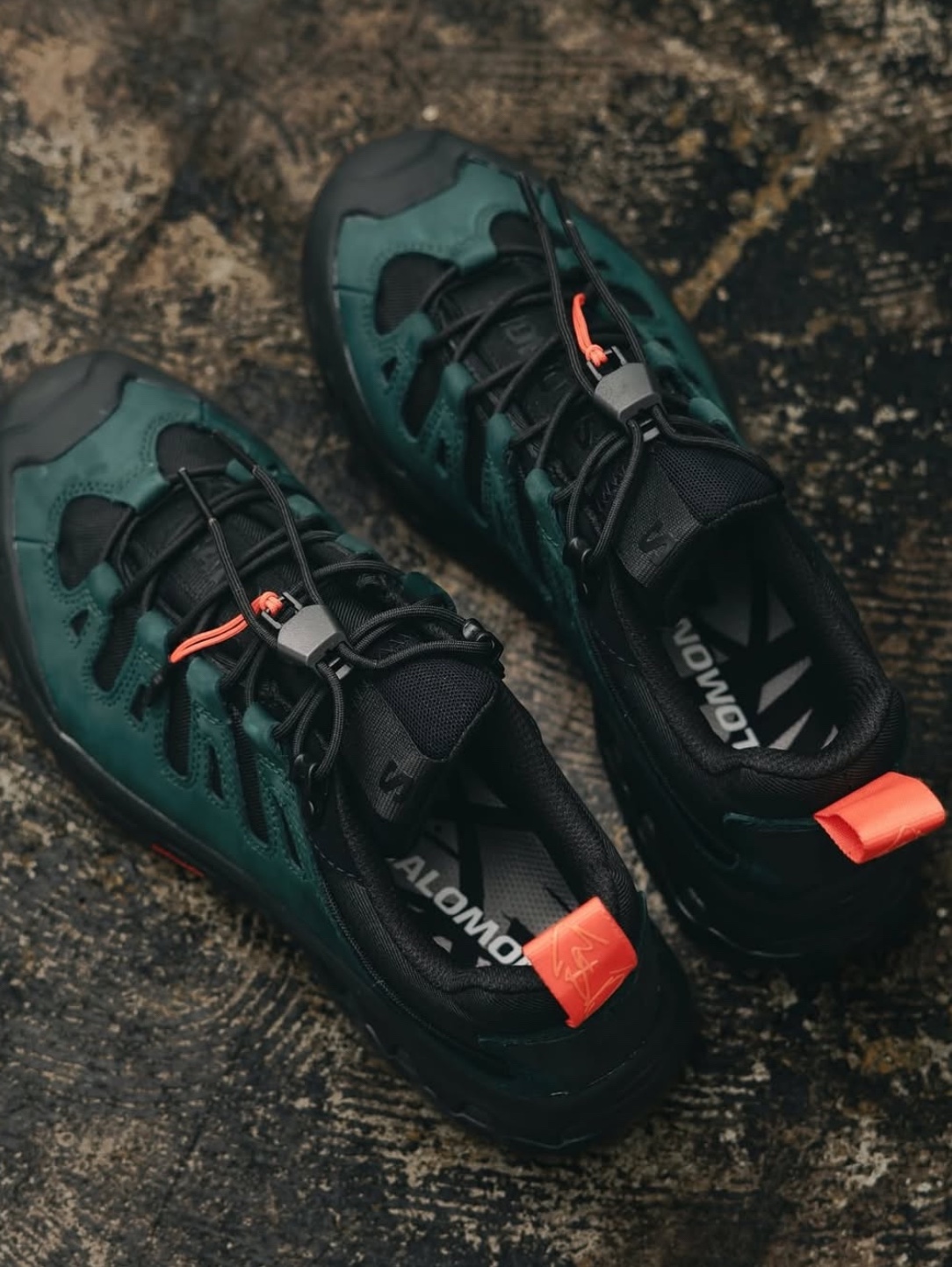 Salomon x GR10K Quest Low 2 Black Ponderosa Pine 착용 스타일 - 3