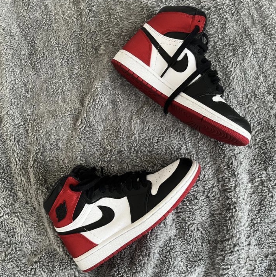 (W) Jordan 1 Retro High Satin Black Toe 착용 스타일 - 1