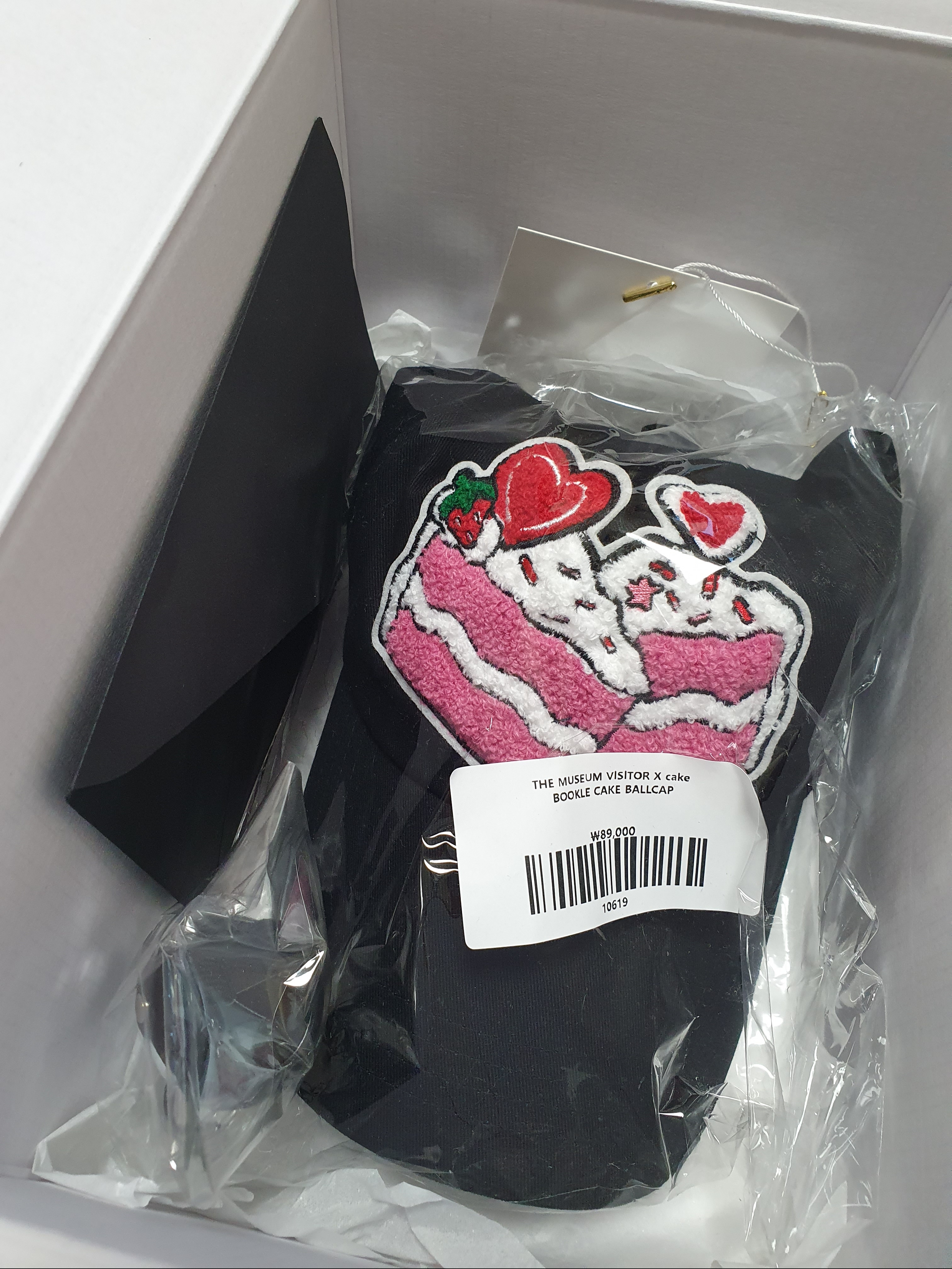 The Museum Visitor x Cake Bookle Ball Cap Black 착용 스타일