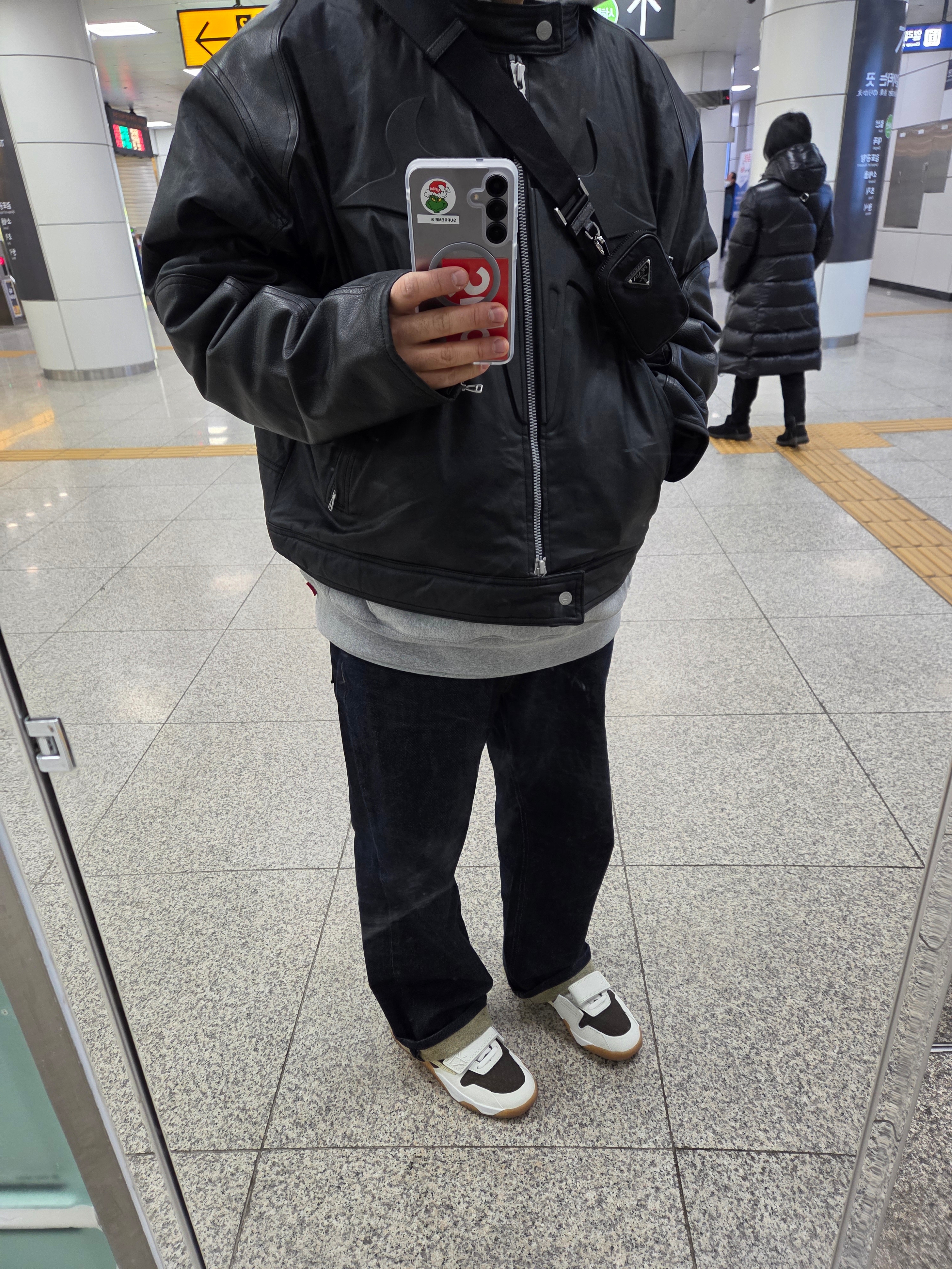Jordan x Travis Scott Waxed Jacket Black (DZ5474-010), Jordan x Travis Scott Jumpman Jack TR Sail and Dark Mocha 착용 스타일 - 1
