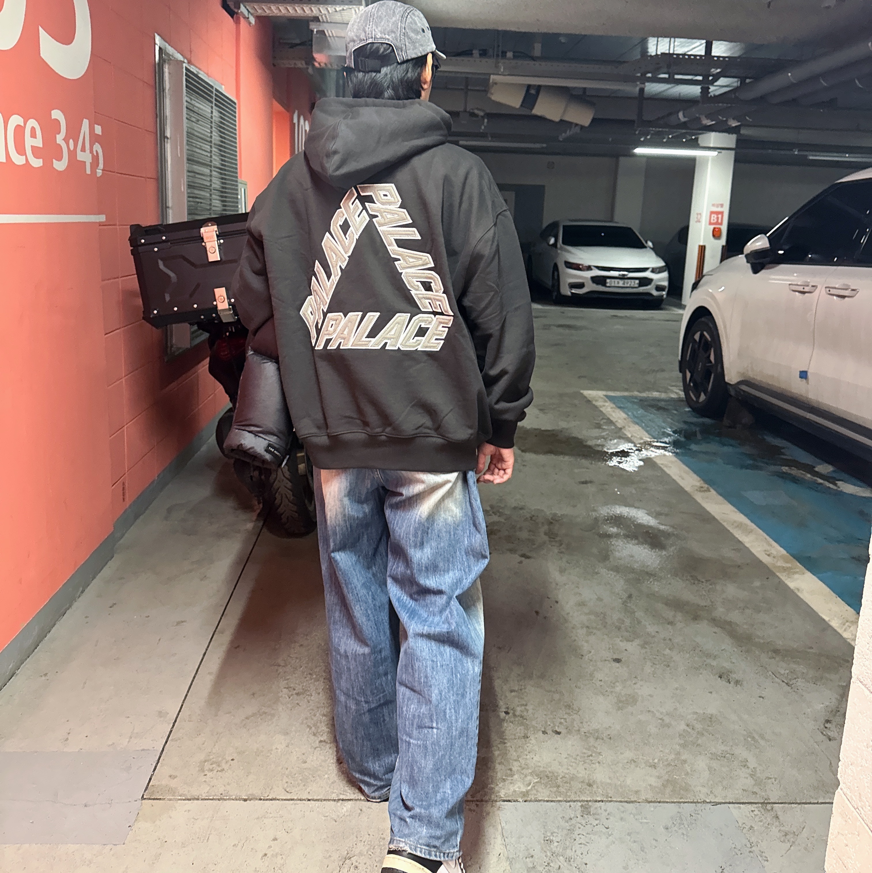 Palace Athlique P3 Hood Black - 24FW, Supreme Coated Denim Camp Cap Black - 24SS 착용 스타일