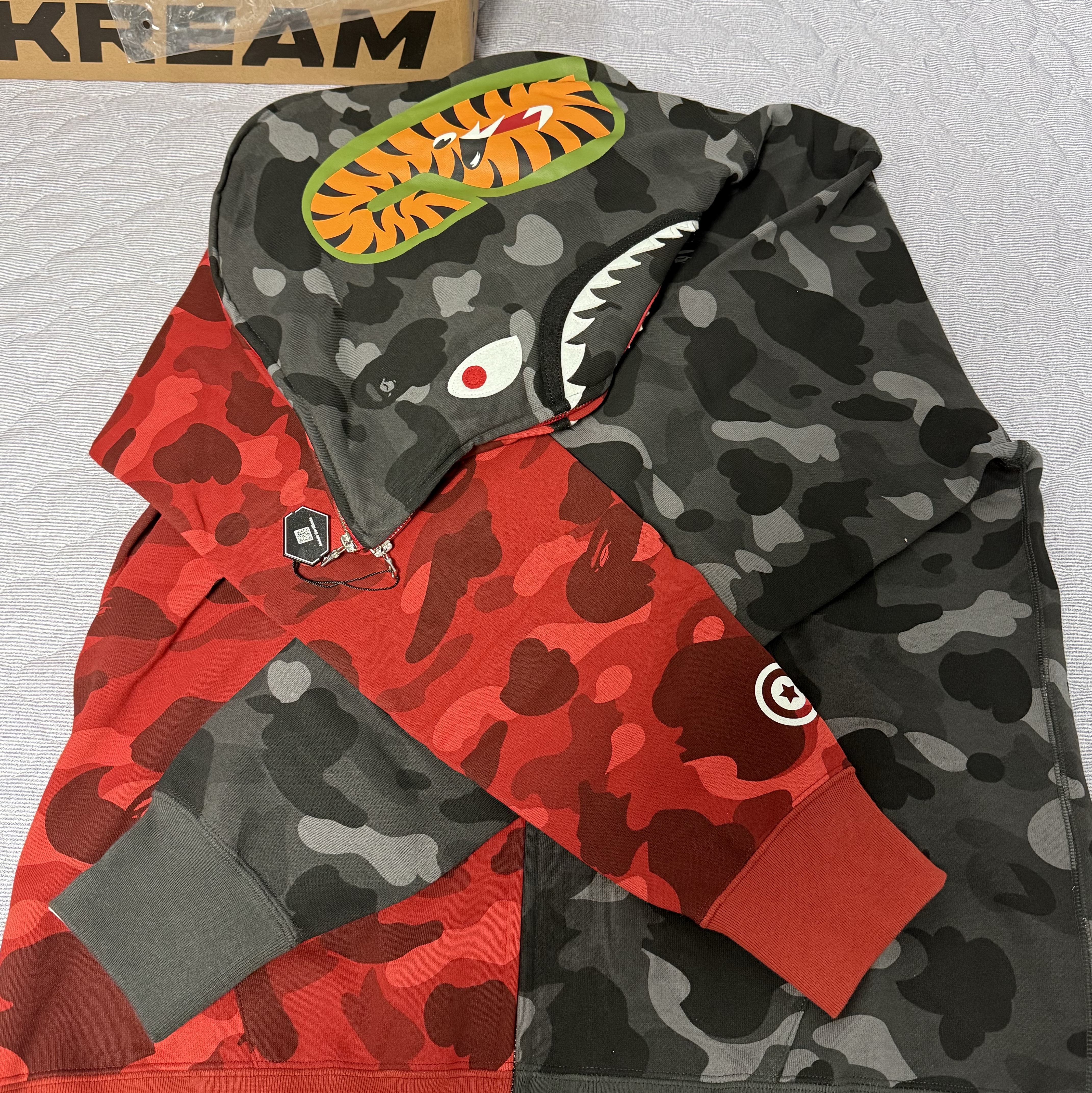 BAPE Color Camo Separate Shark Full Zip Hoodie Red Black 착용 스타일 - 1